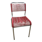 Chaise scoubidou rouge année 60