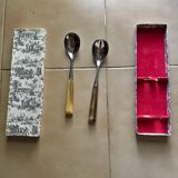 Salad servers