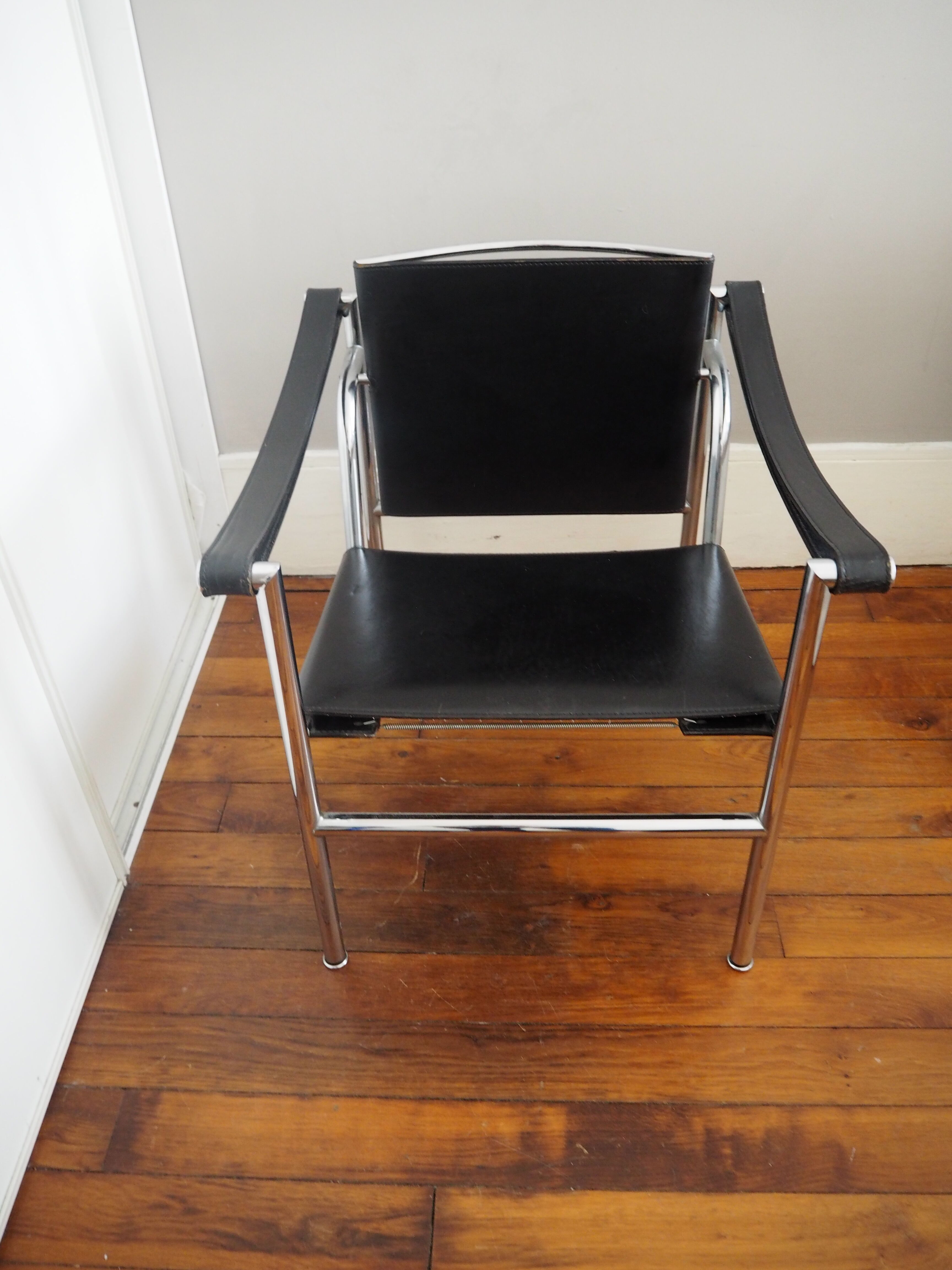 Paire de fauteuils LC1 par Le Corbusier
