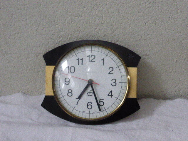 Clock Japy electric vintage 1960, design, black and gold