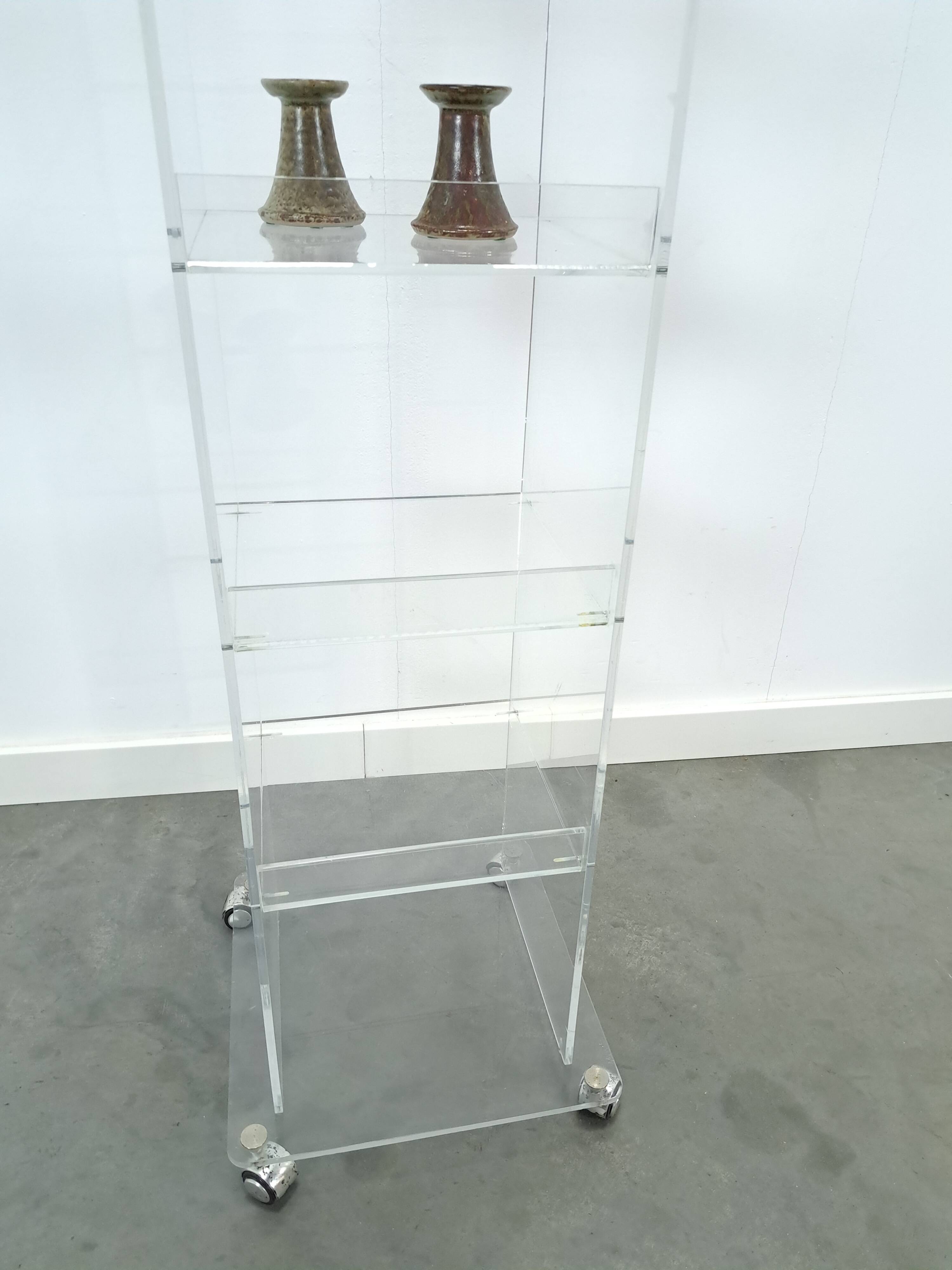 Armoire de rangement en plexiglas sur roulettes