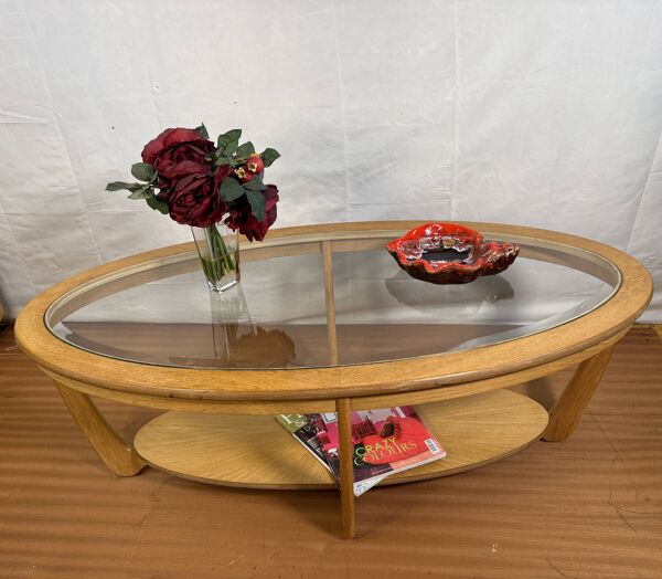 Table basse vintage en chêne de style mi-siècle par Nathan Furniture avec bords.