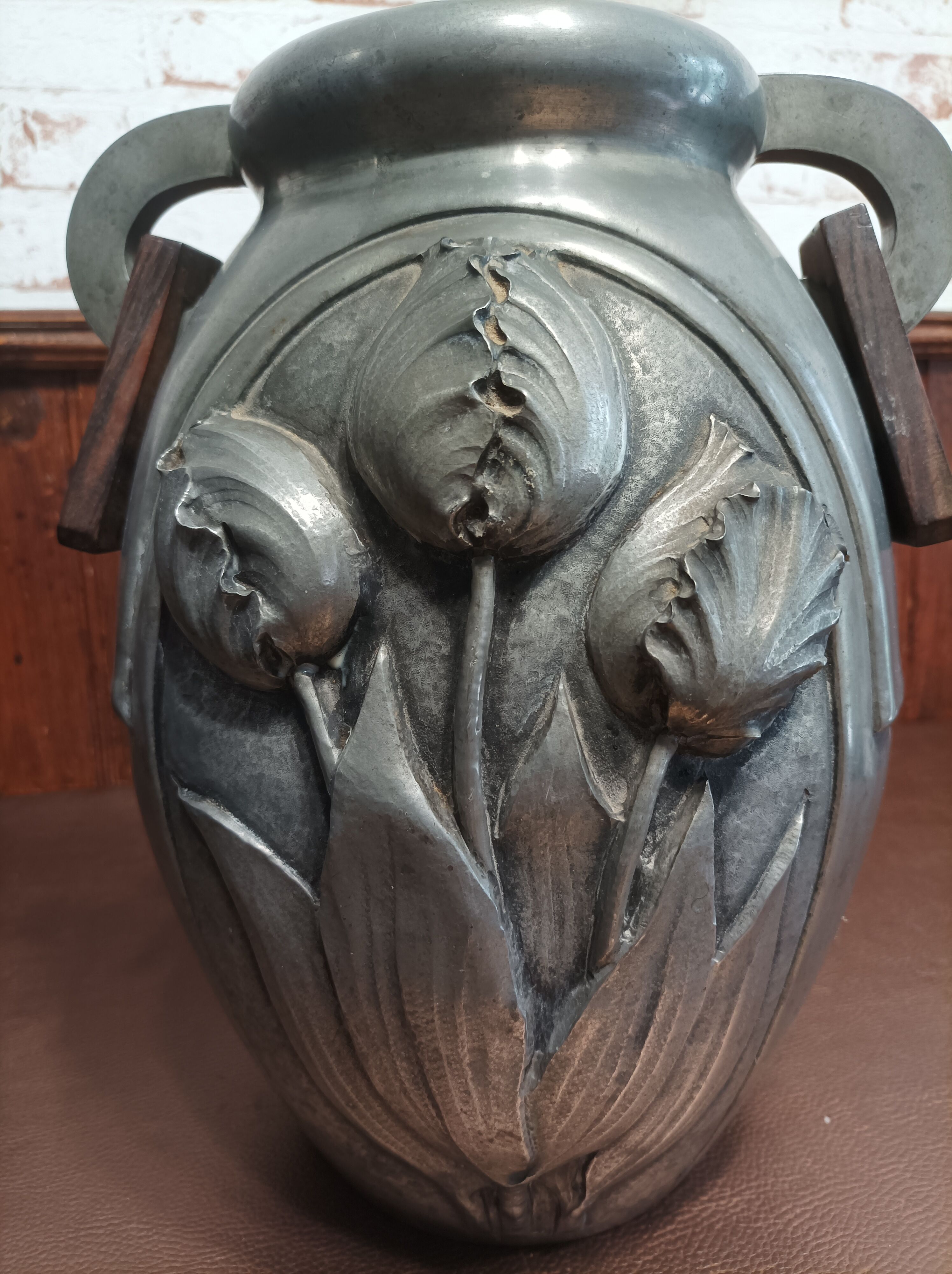 Vase Art Deco en étain d'art repoussé Signé René Sitoleux Selency — free download