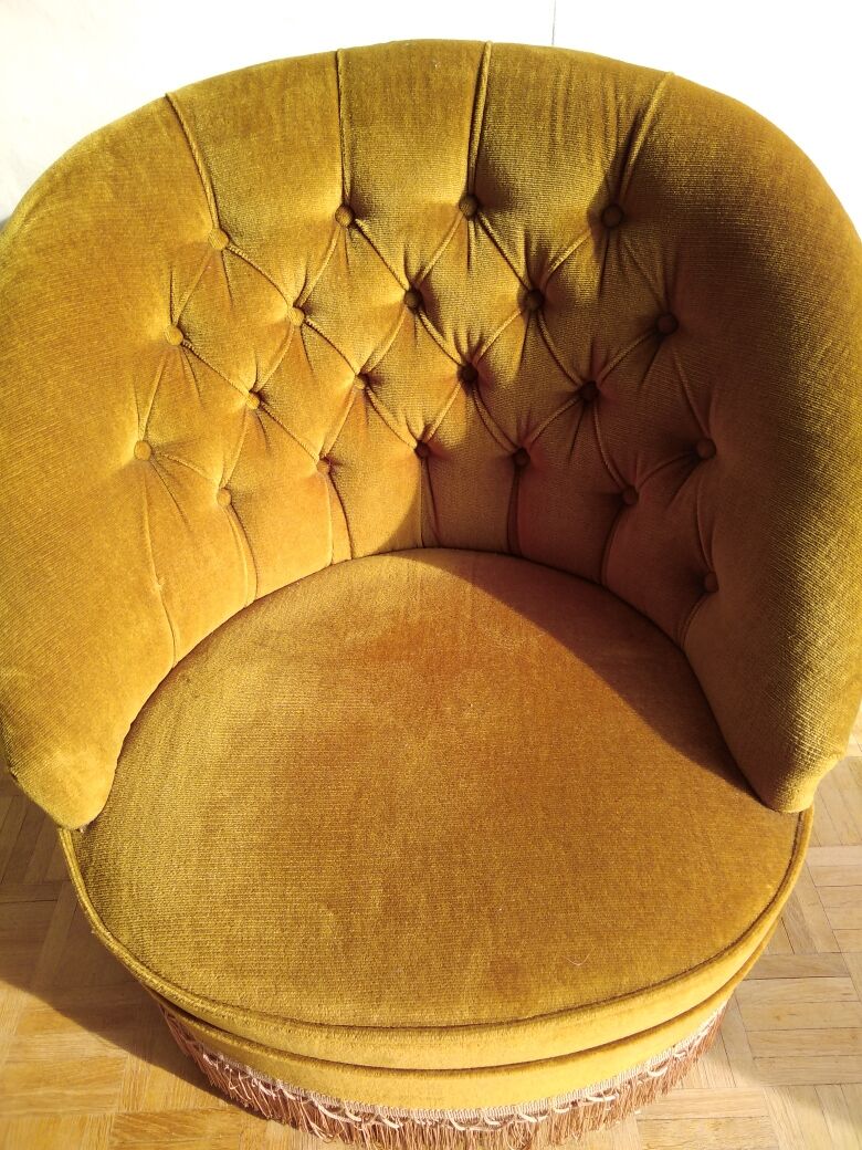 Fauteuil crapaud en velours doré