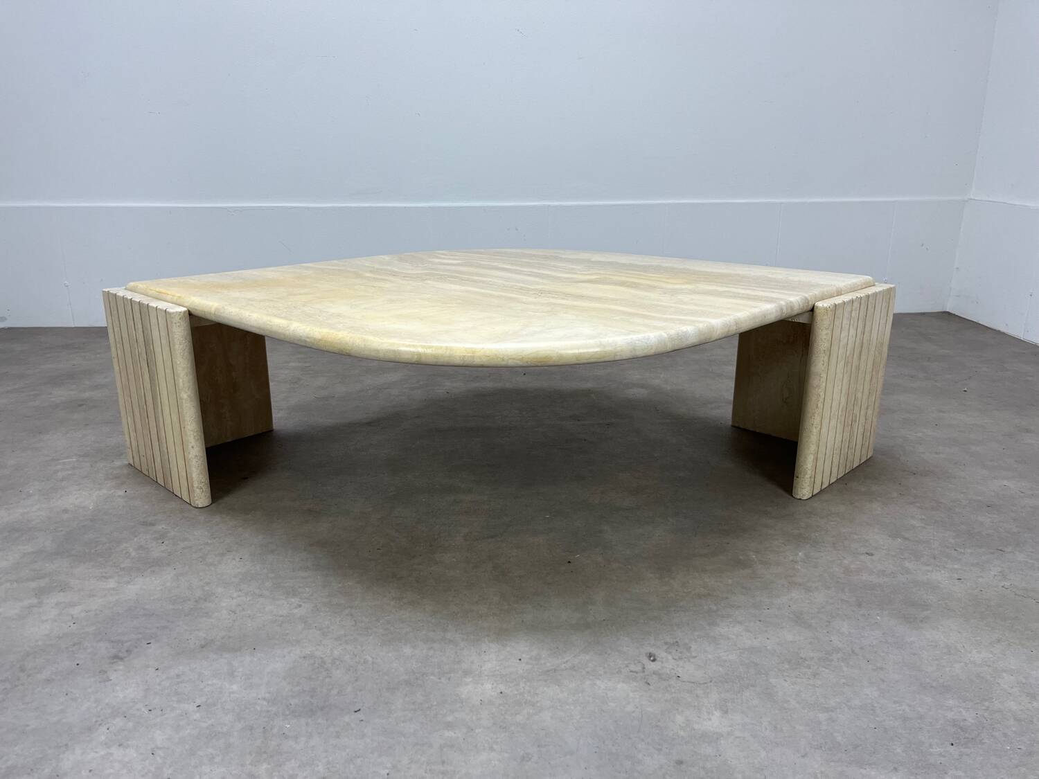 Table basse travertin forme œil par Roche Bobois