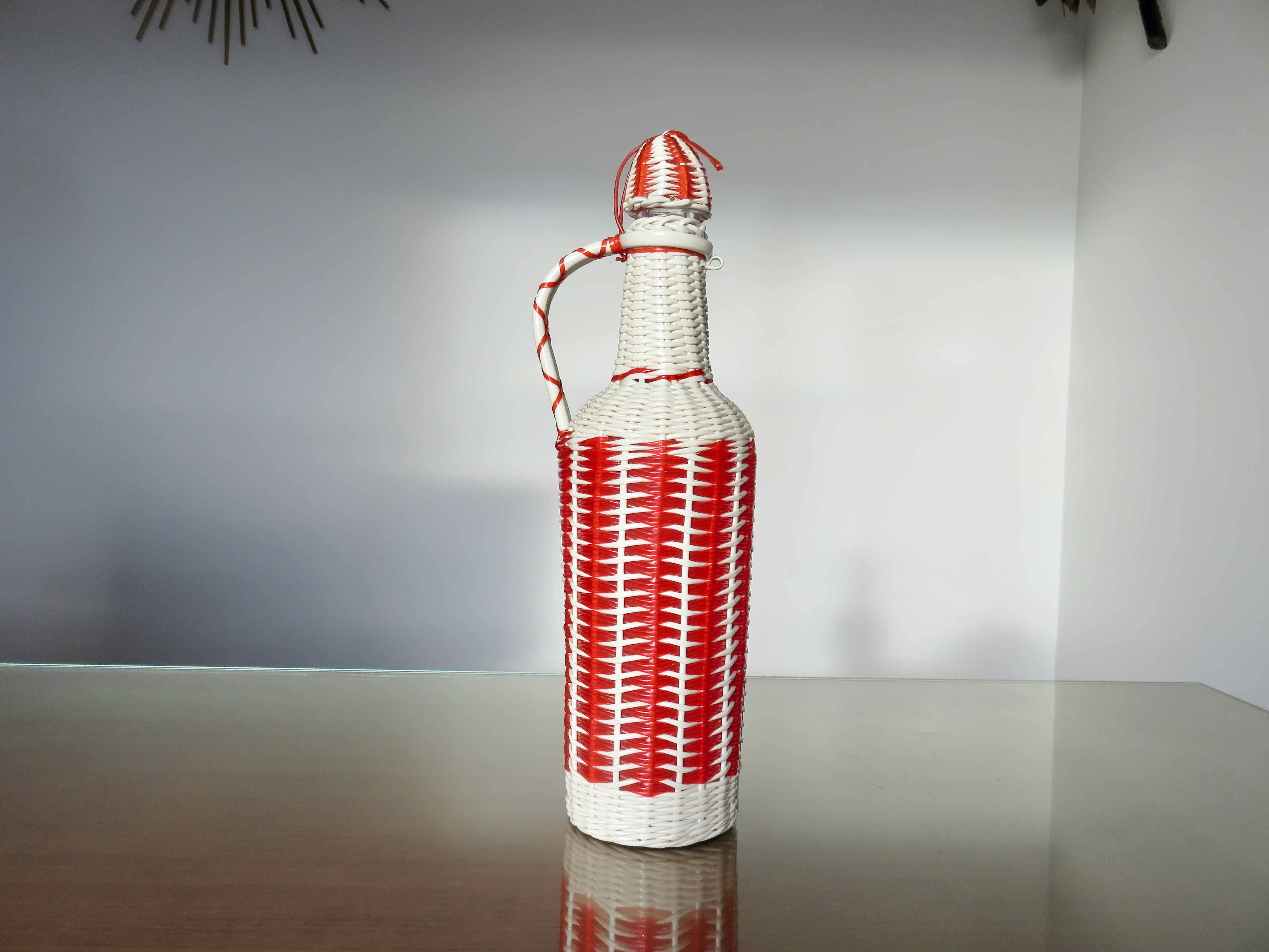 Bottle in red and white scoubidou 50-60s