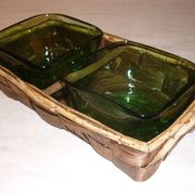 Rattan aperitif servant with 2 green glass ramekins