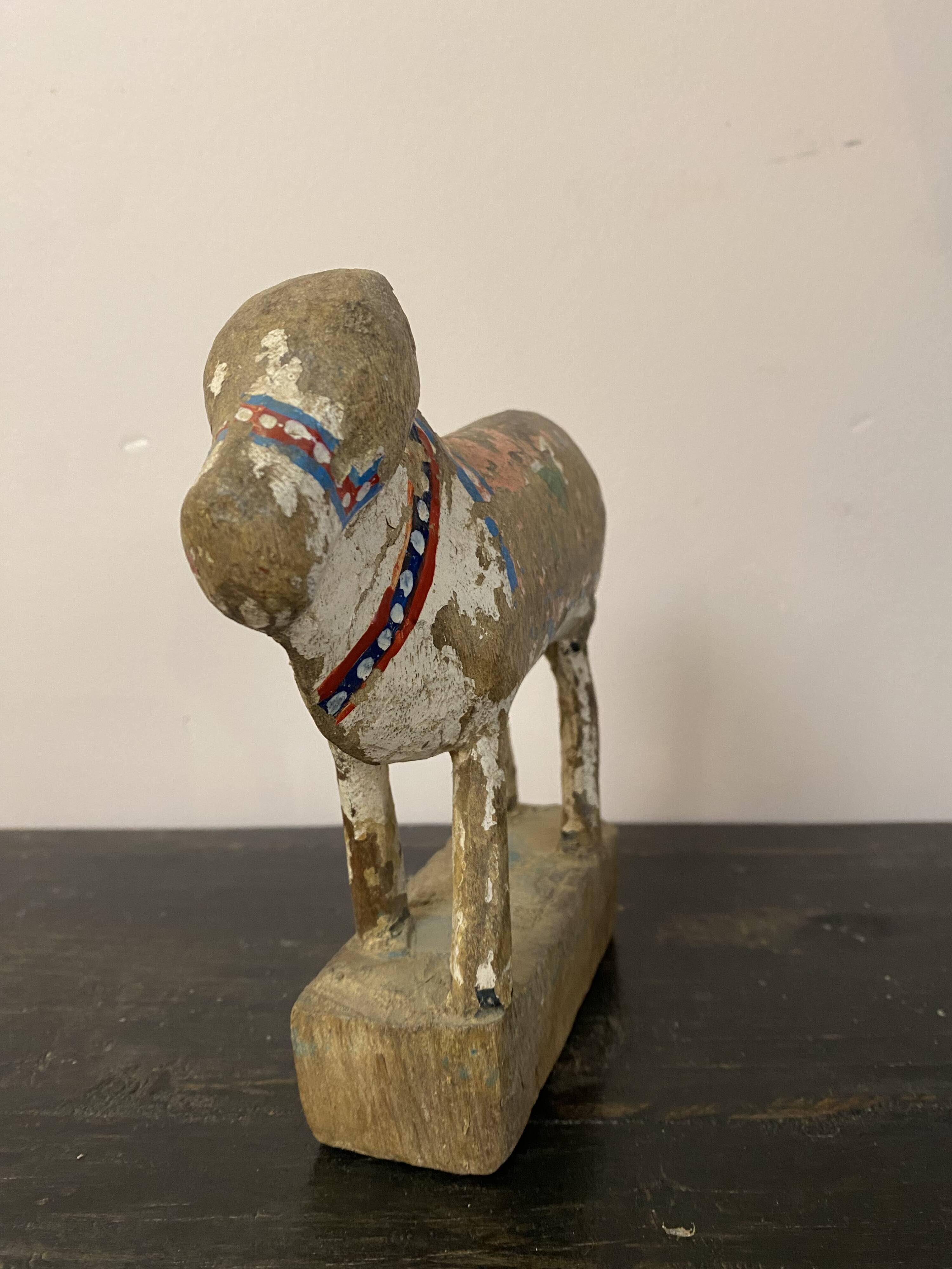 Sculpture en bois représentant une vache sacrée