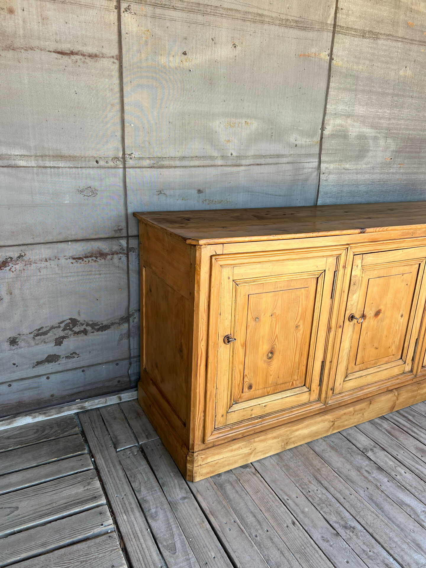 Three-door buffet