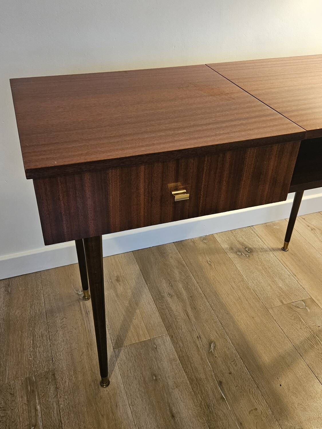 Coiffeuse en formica avec miroir