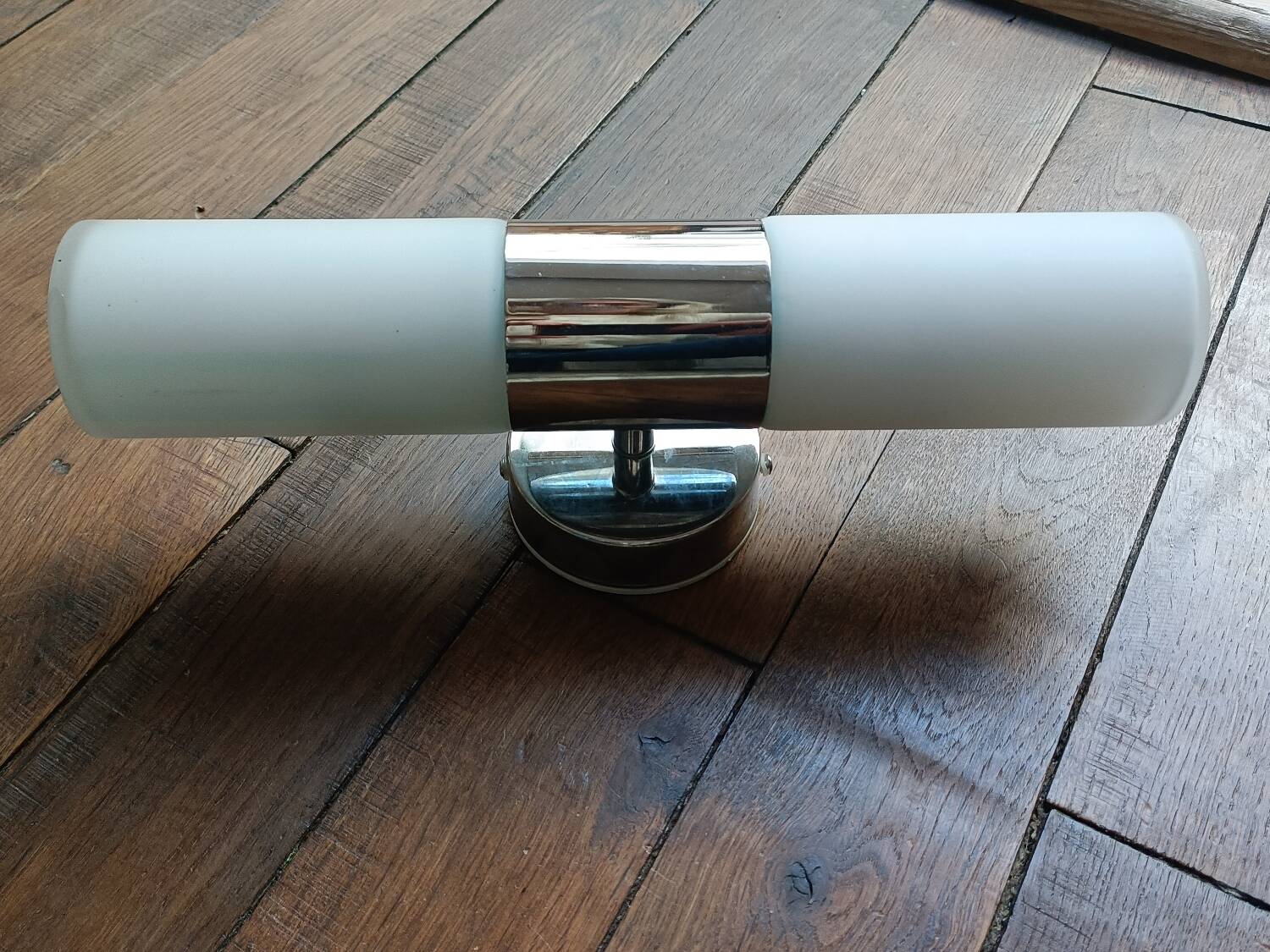 Wall light with opaque glass