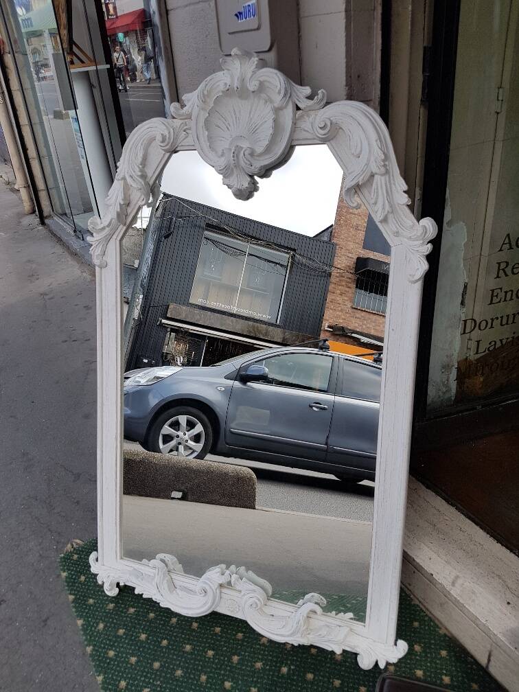 Baroque mirror in carved wood with a white patina.