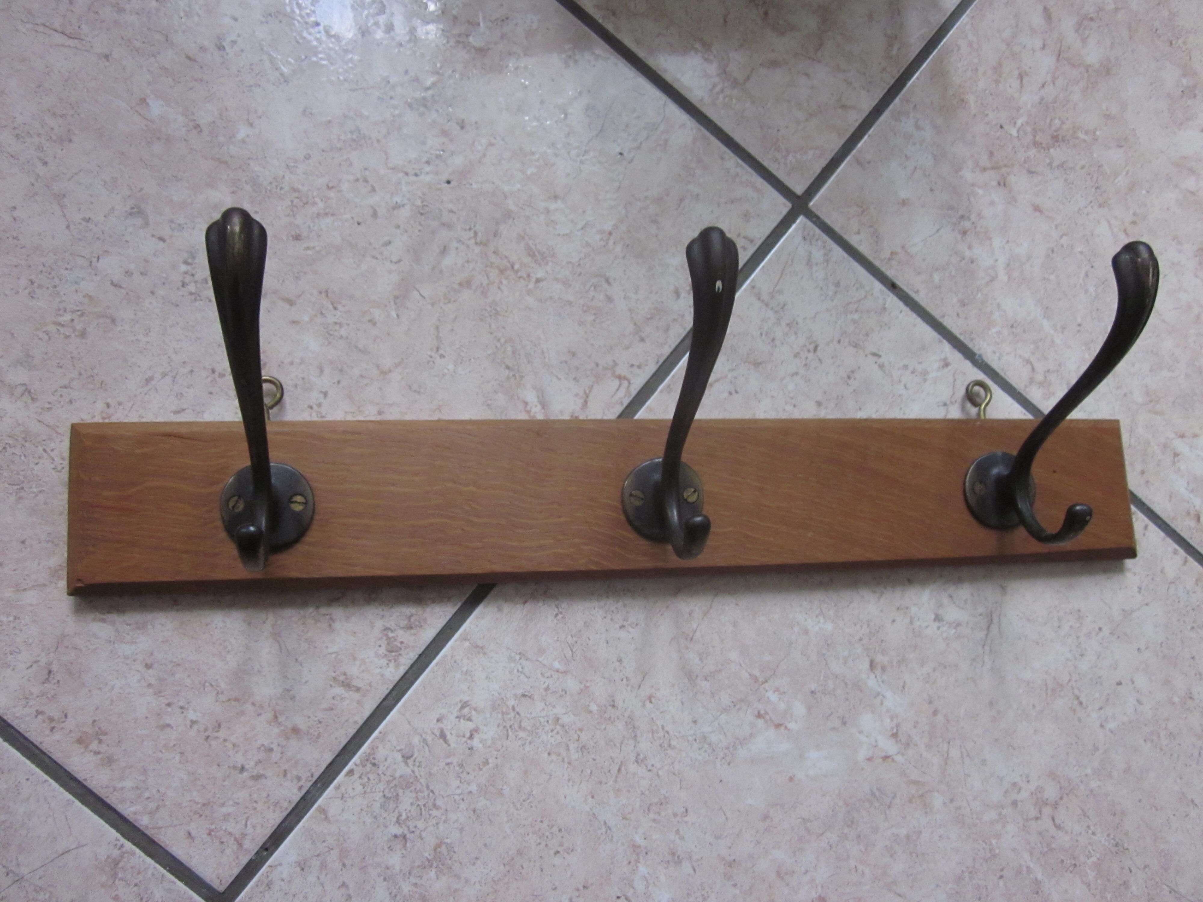Coat rack with 3 metal hooks