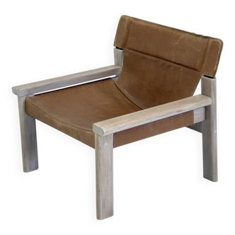Fauteuil vintage élégant avec assise en cuir de selle