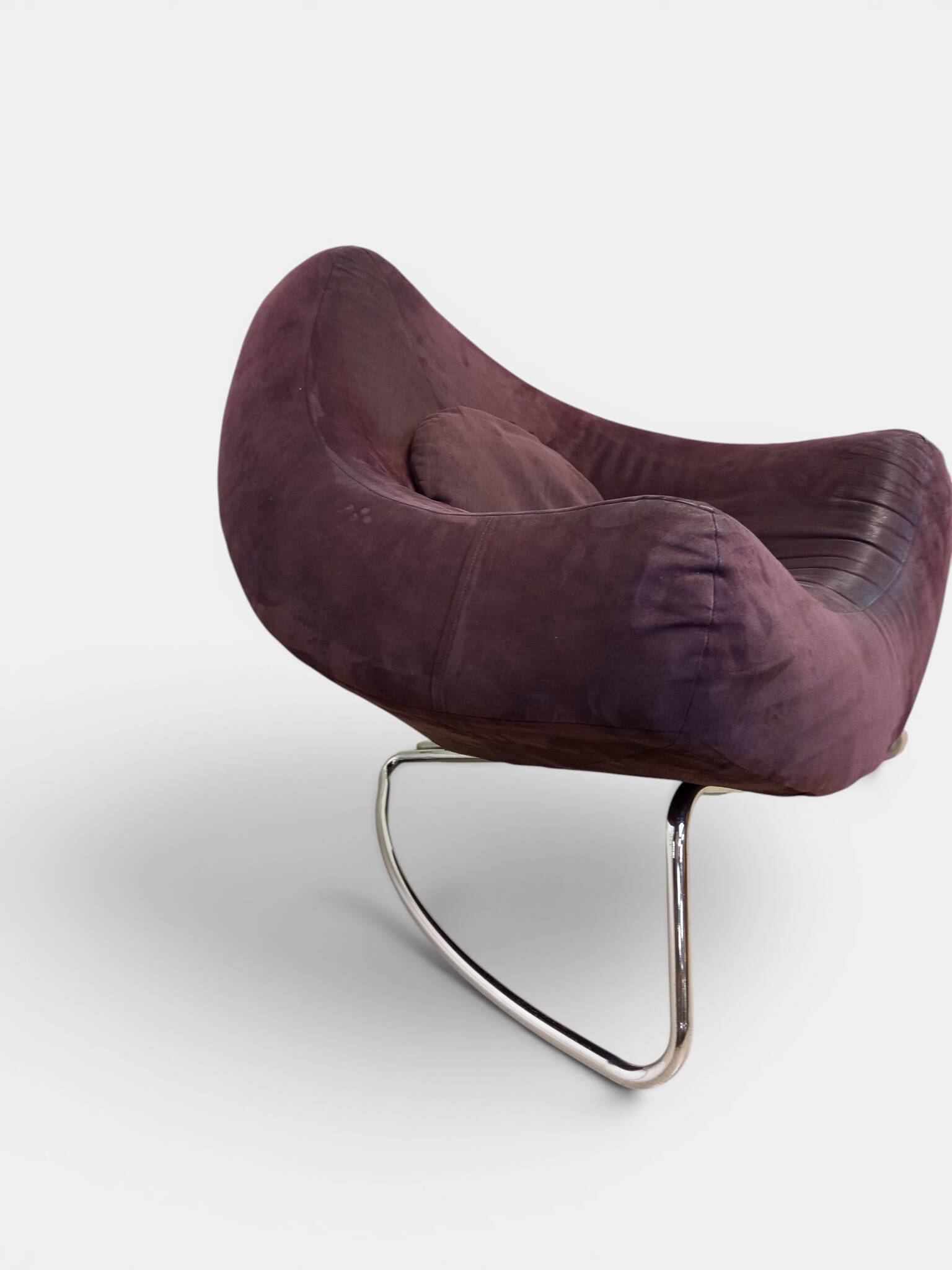 Fauteuil triangulaire "Chili" par Paul Falkenberg – Alcantara Chocolat