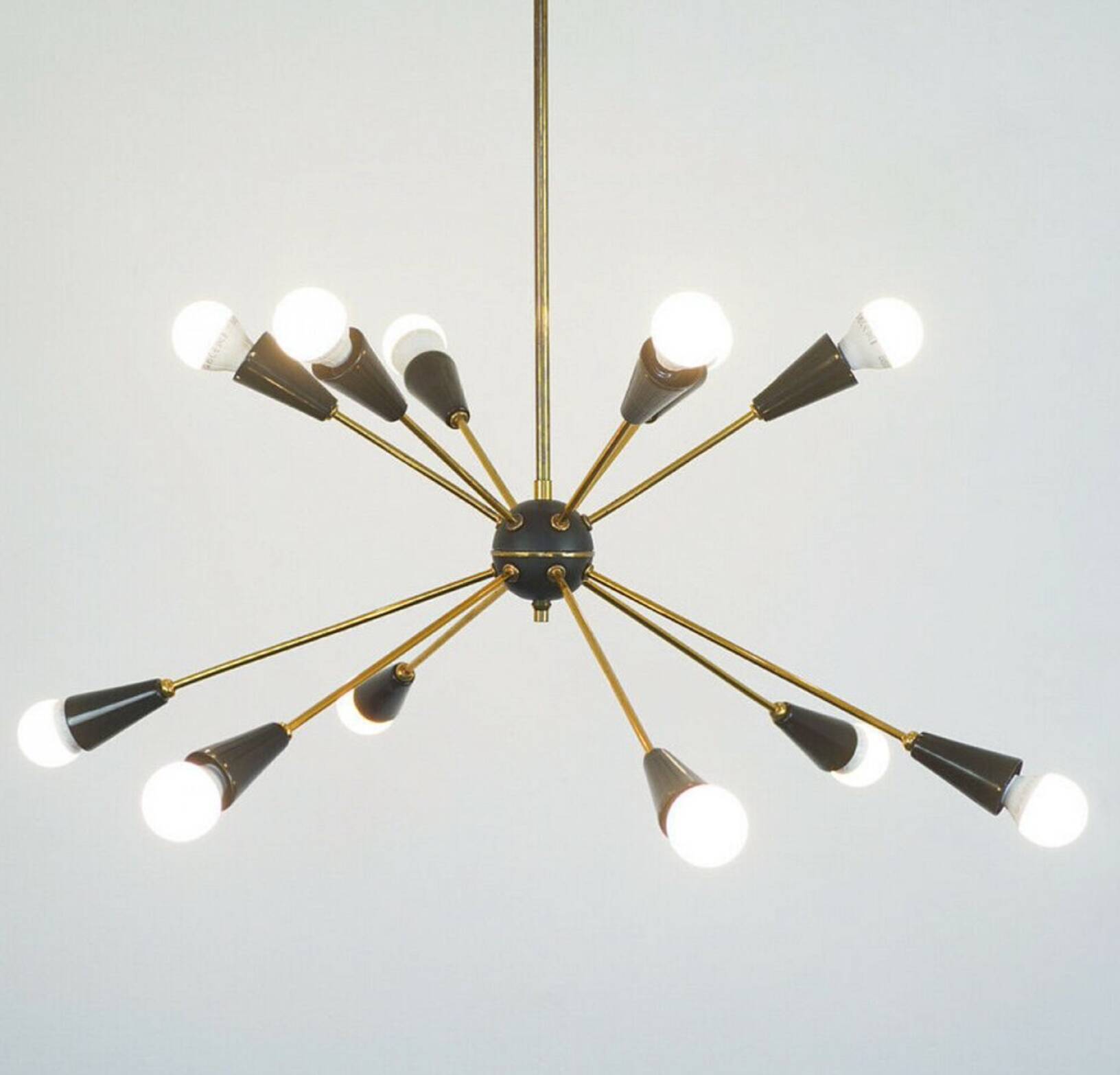 Lampadario Sputnik con 10 punti luce – Ottone e coni nero opaco, Italia, an