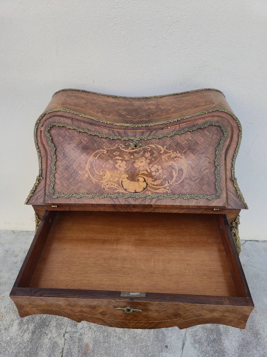 Louis XV style lady's desk in marquetry and bronze