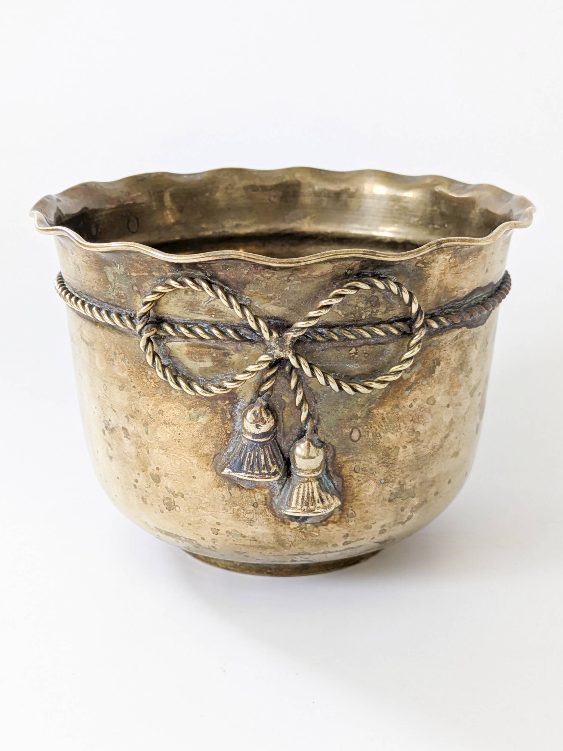 Cache-pot vintage en laiton bord ondulé corde nouée torsadée