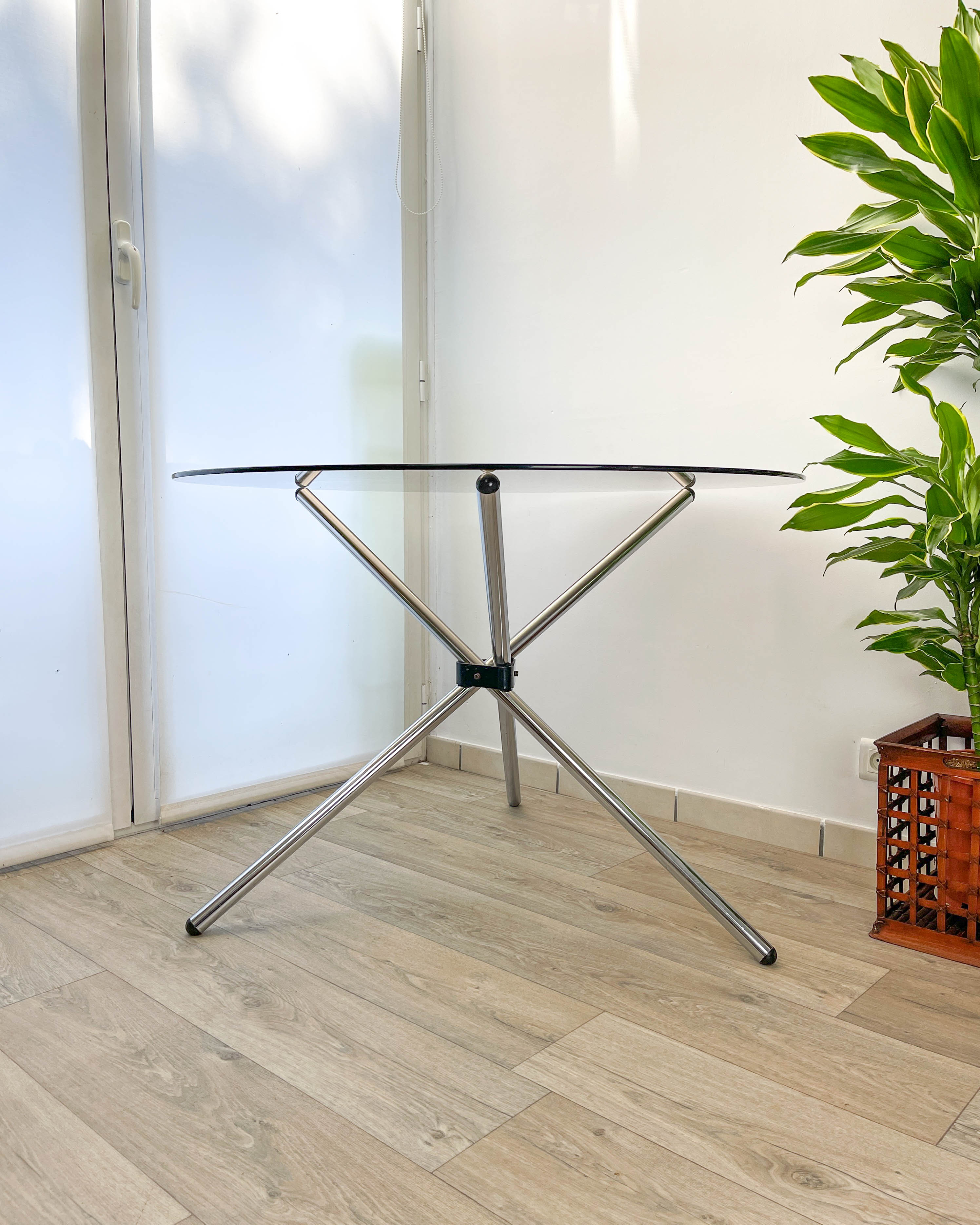 Round tripod table in smoked glass Roche Bobois 70