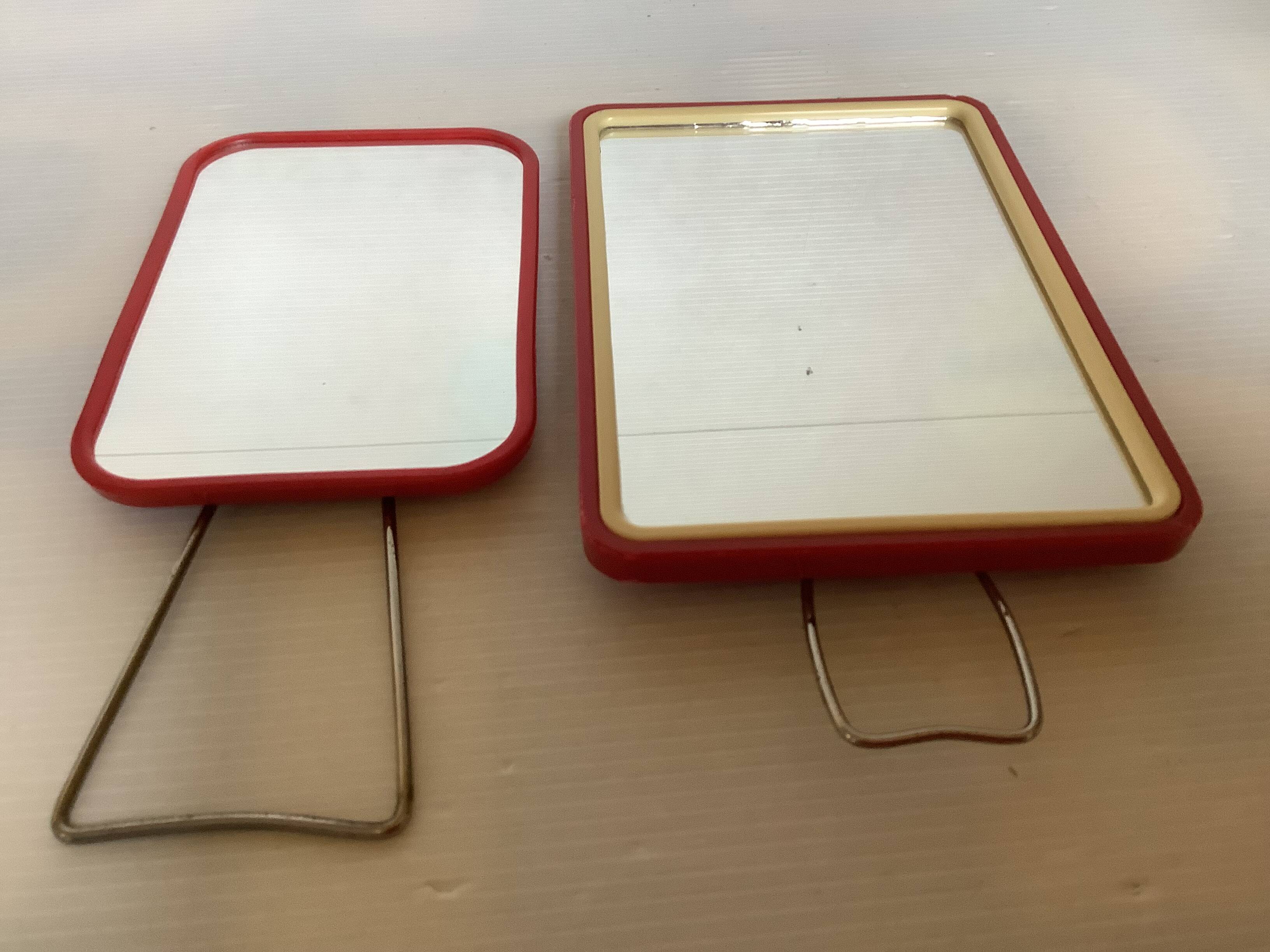 Paire de petits miroirs rouges style barbier