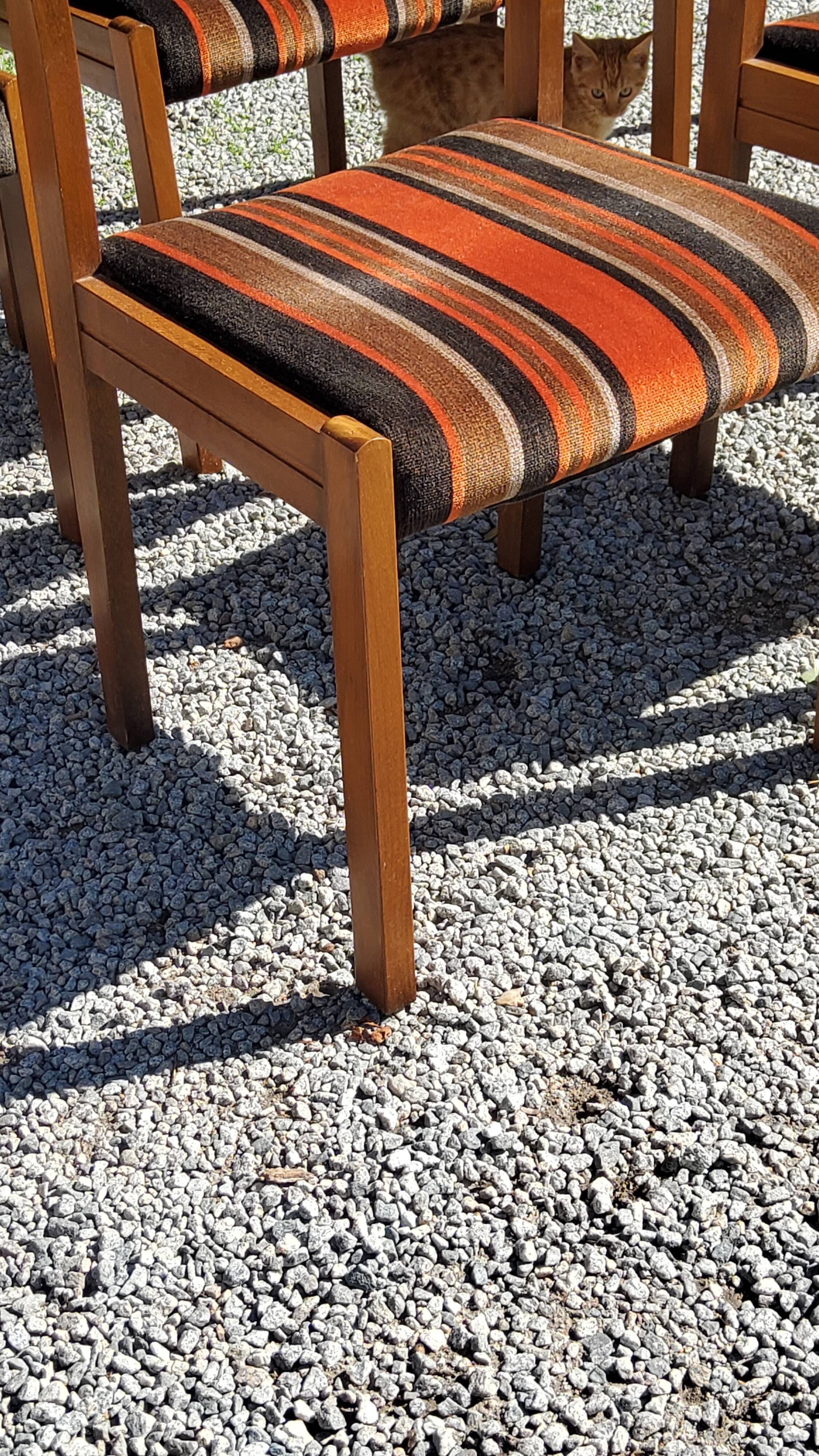Set of 5 70s designer chairs in beech and orange and brown velvet Self éditeur