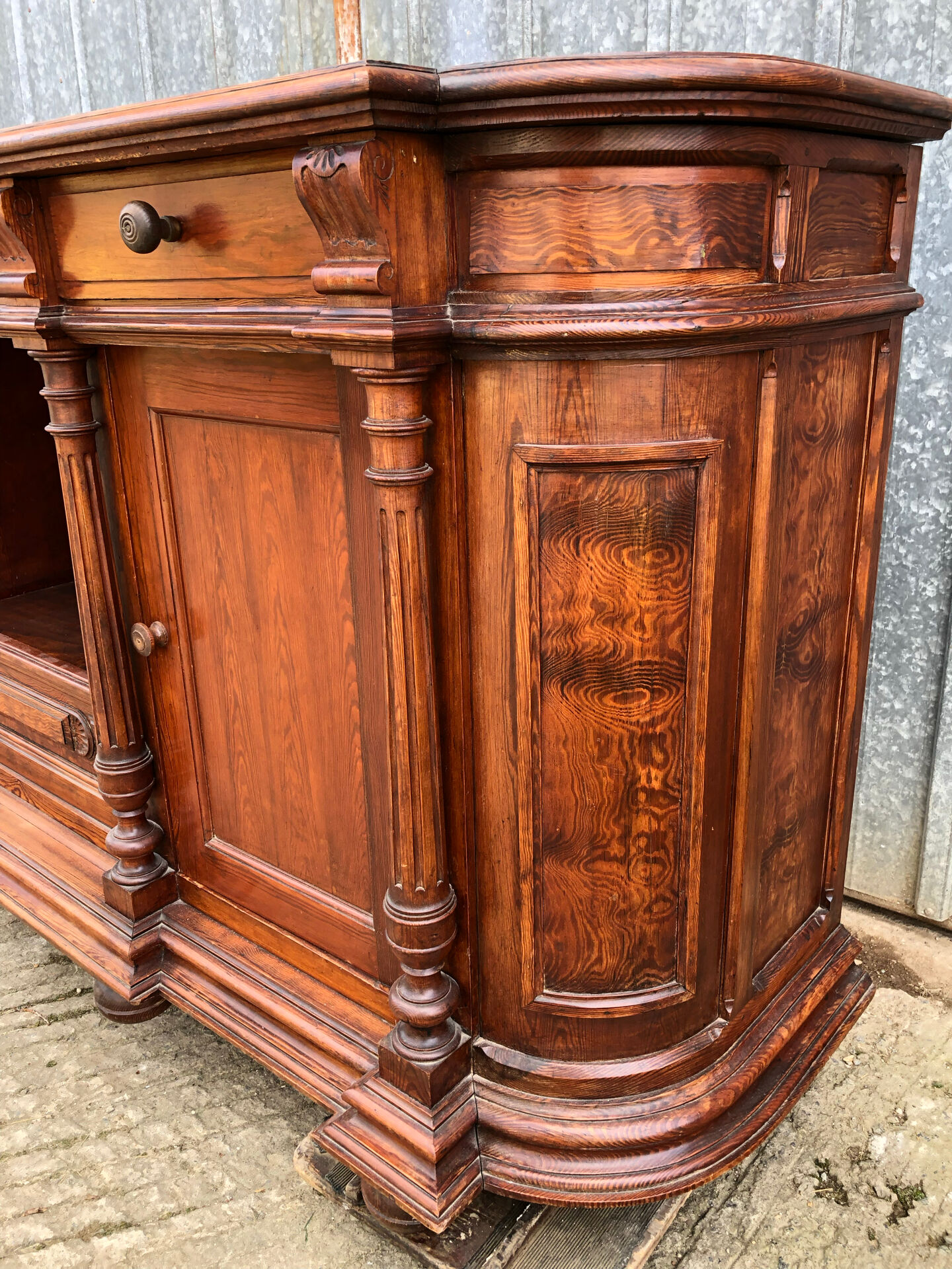 Antique sideboard with rounded edges in pitch pine from the late 19th century.