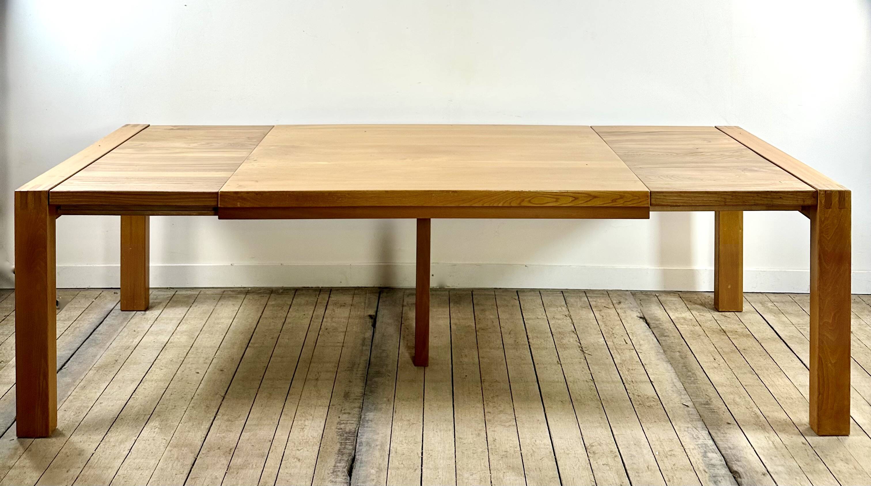 Extendable table in solid oiled elm by maison regain 1970