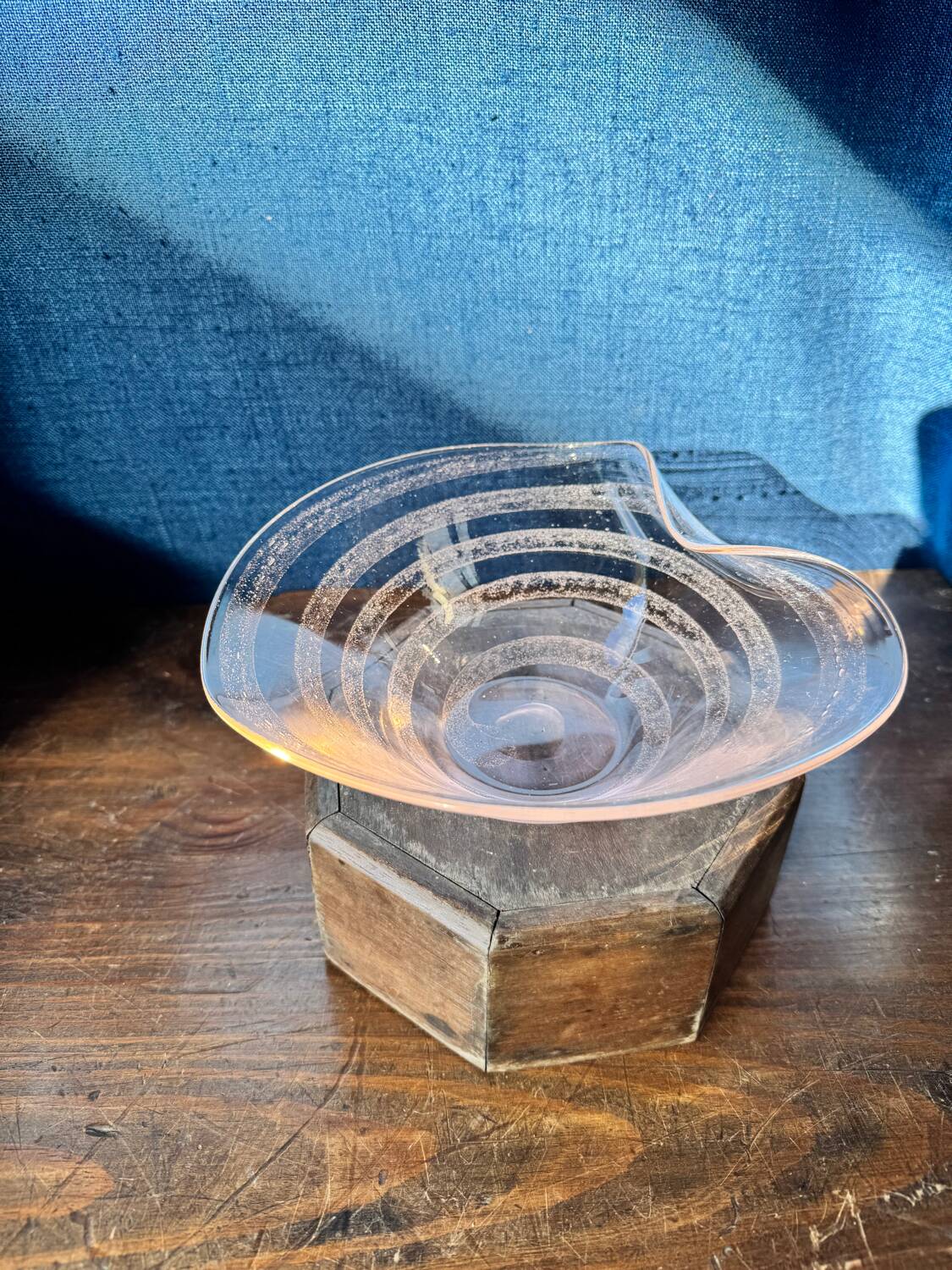 Coupe en verre de Murano rose pâle – design forme libre