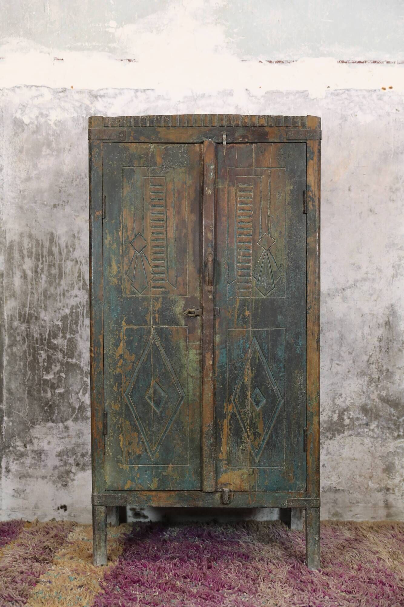 Indian furniture Blue patinated carved wardrobe with 2 doors and 1 shelf, unique piece