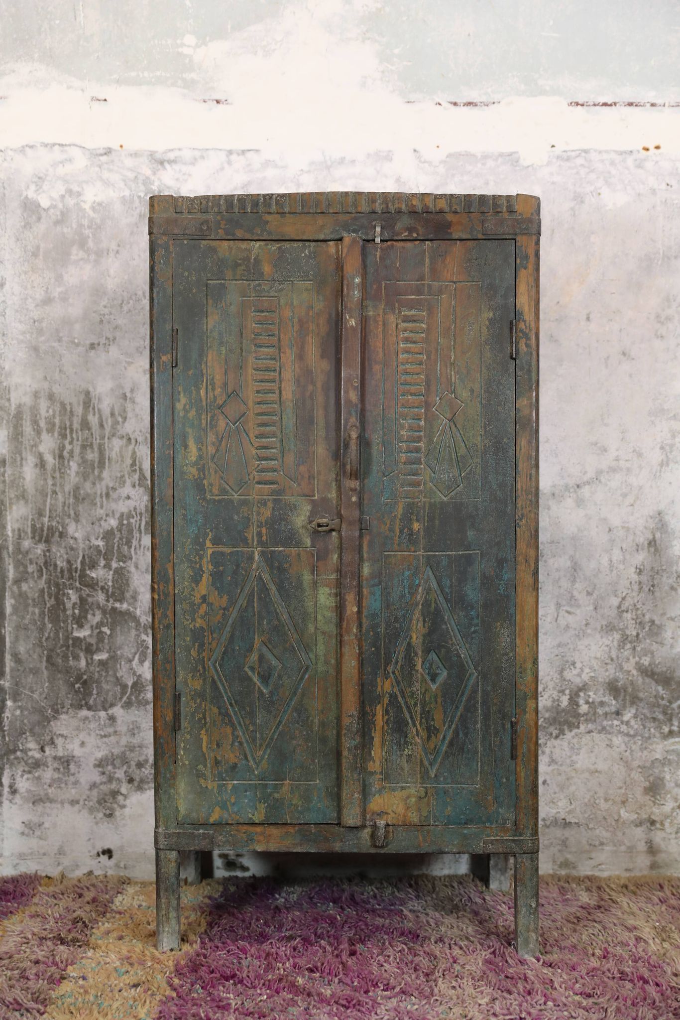 Indian furniture Blue patinated carved wardrobe with 2 doors and 1 shelf, unique piece