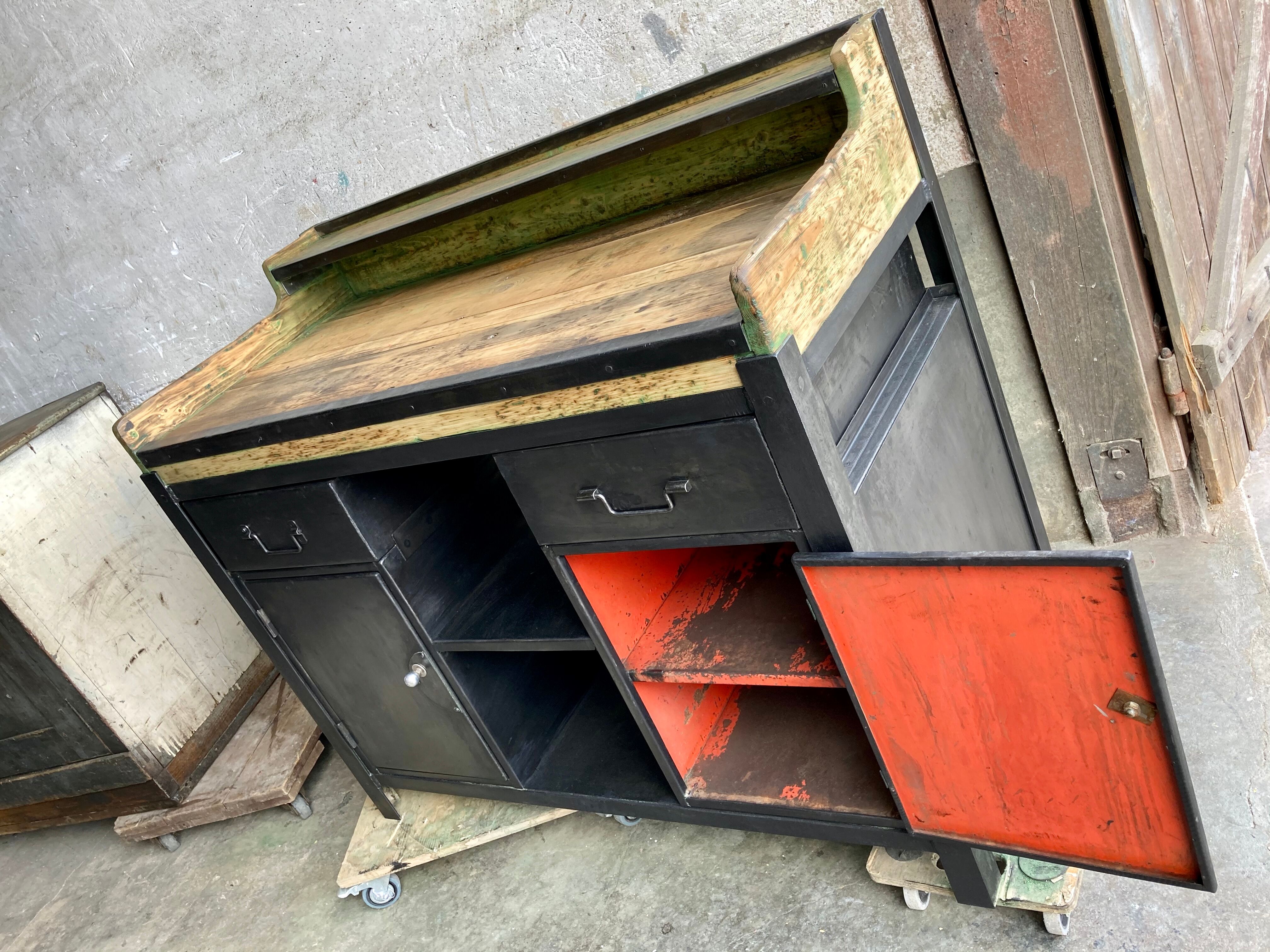 Workbench in metal and wood