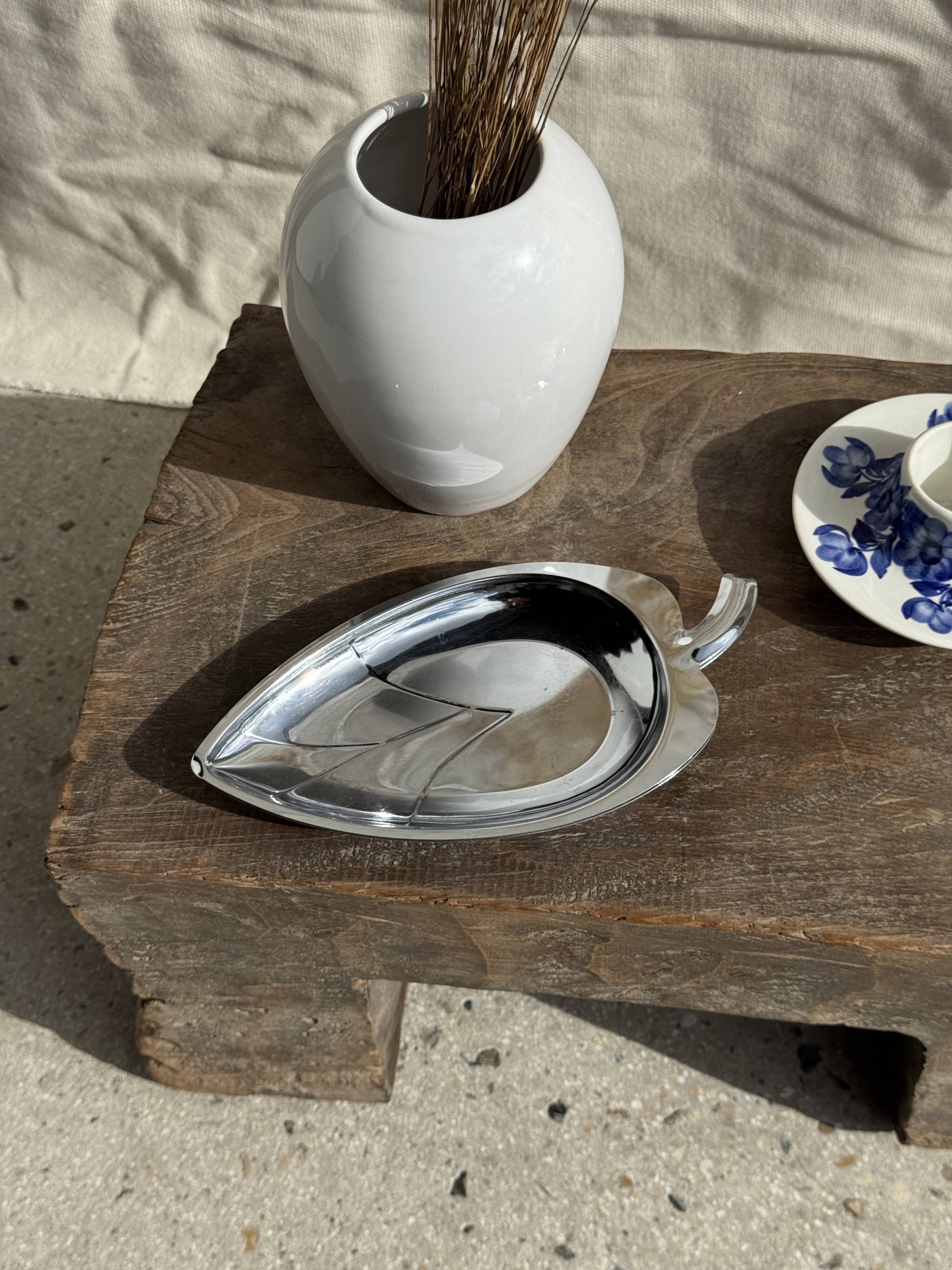 Pair of silver-plated bowls in the shape of a stylised leaf 11.5x22
