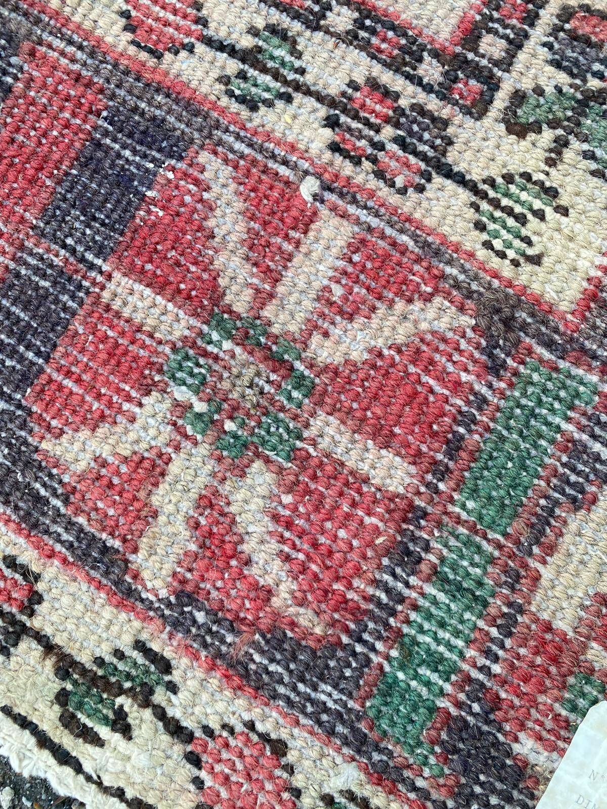 Handmade beige Bakhtiar rug with flowers 200x300.