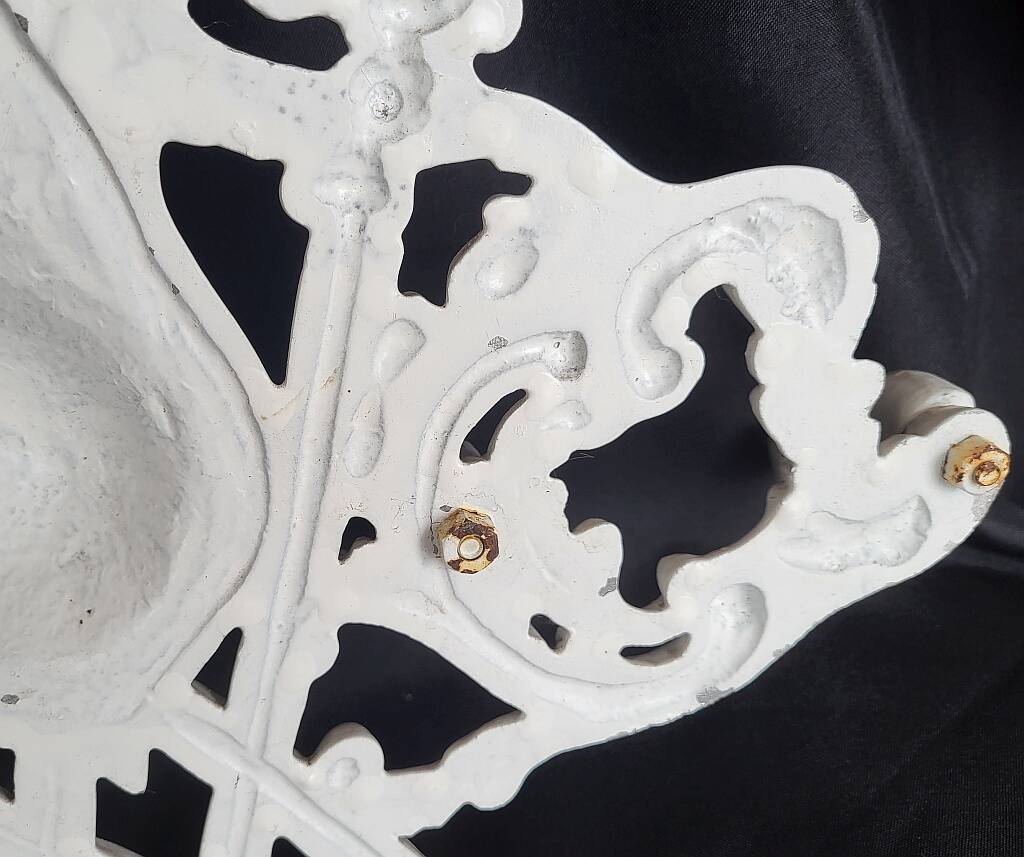 Porte-manteau mural vintage à 4 crochets en aluminium moulé, orné d'héraldique.