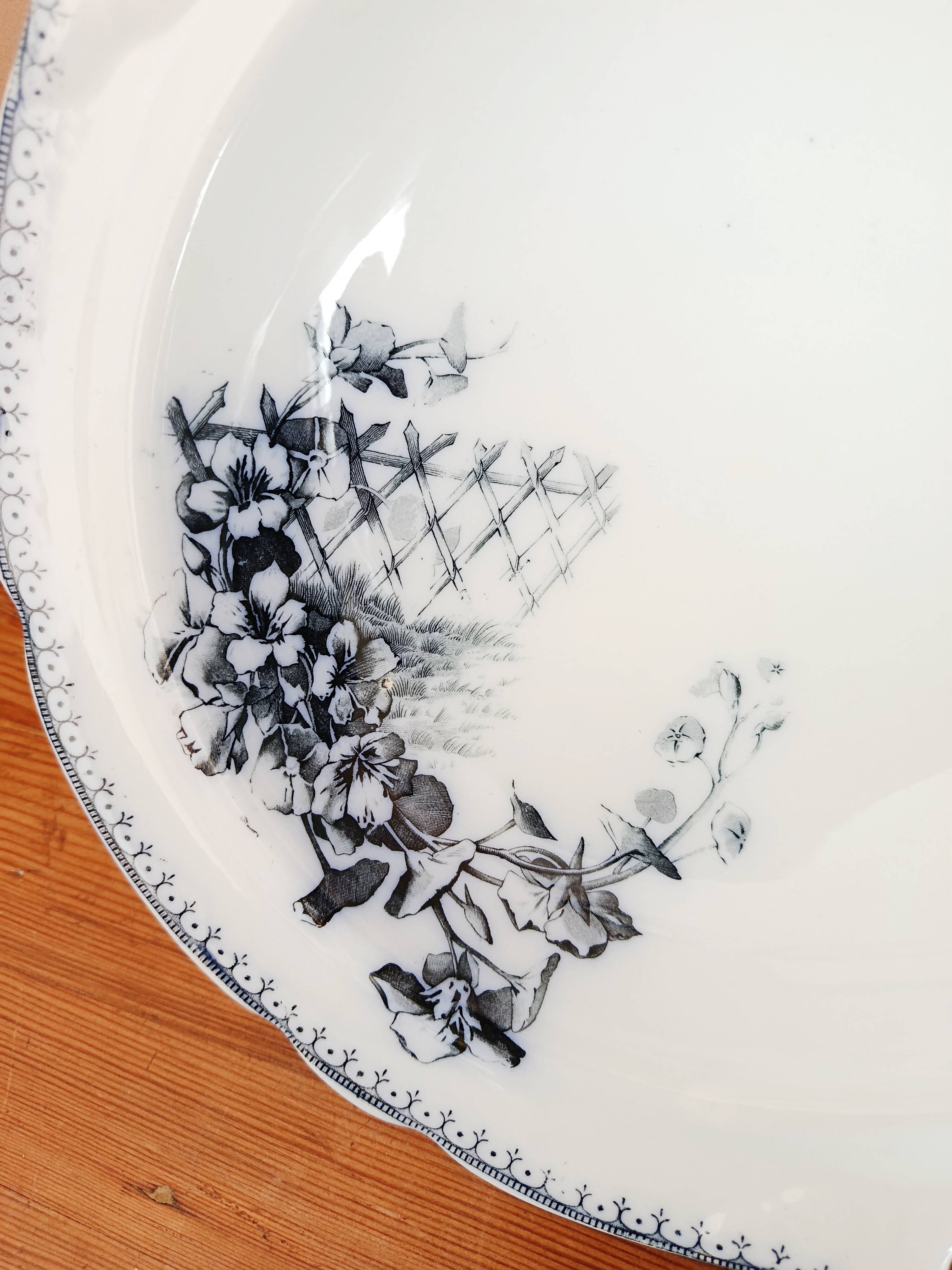 Bowl, earthenware salad bowl from Petrus Regout, Malaga.