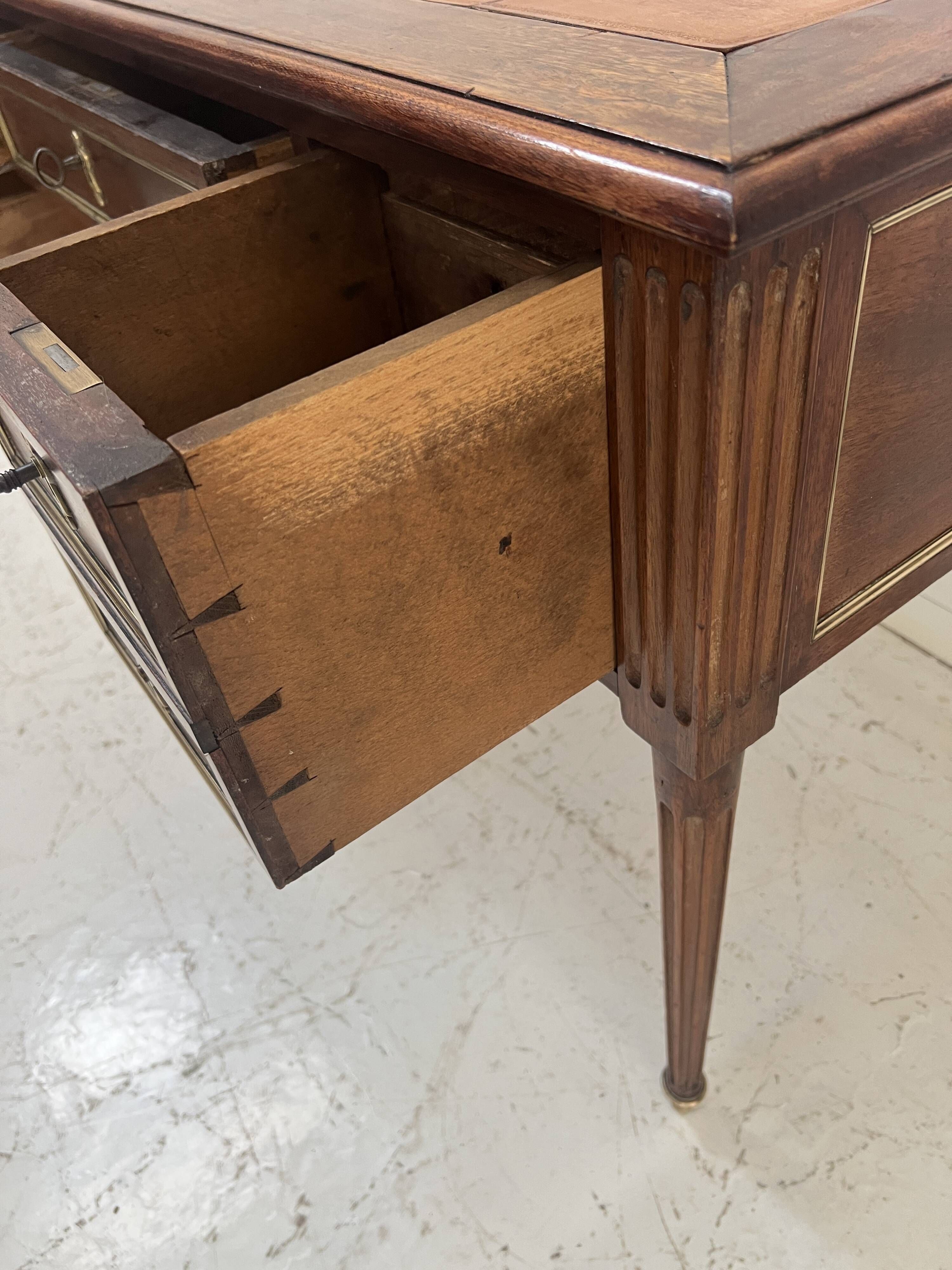 Louis XVI style desk in mahogany and mahogany veneer, 20th century.