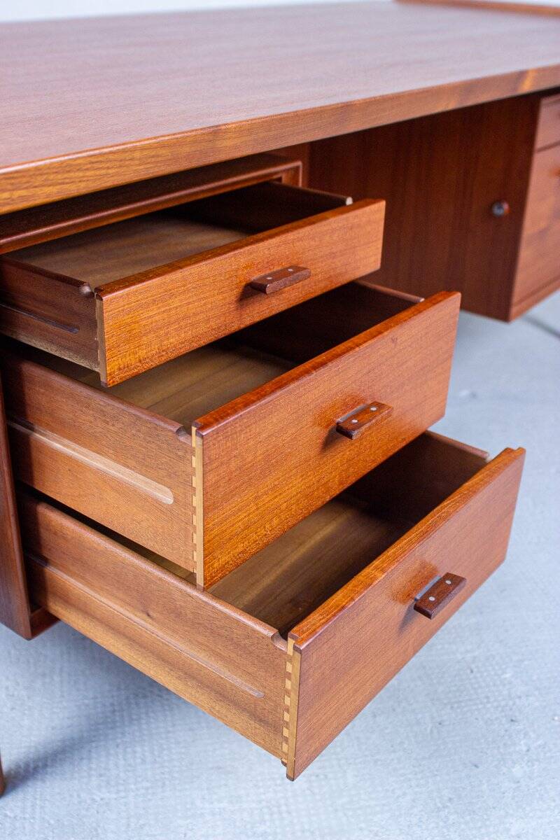 Danish mid-century desk model 207 in teak by Arne Vodder for Sibast, 1960s.