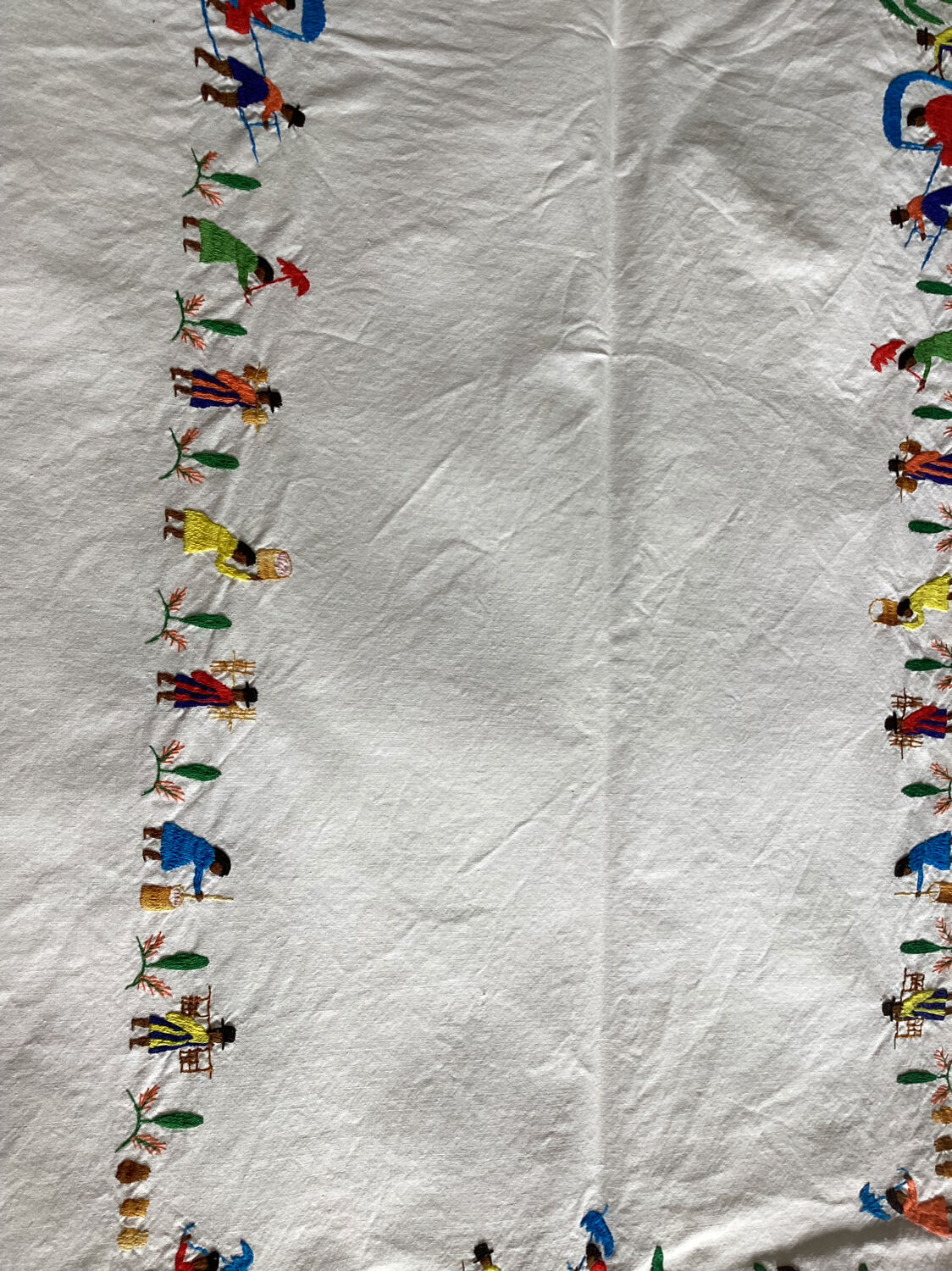 Hand-embroidered tablecloth Malagasy crafts