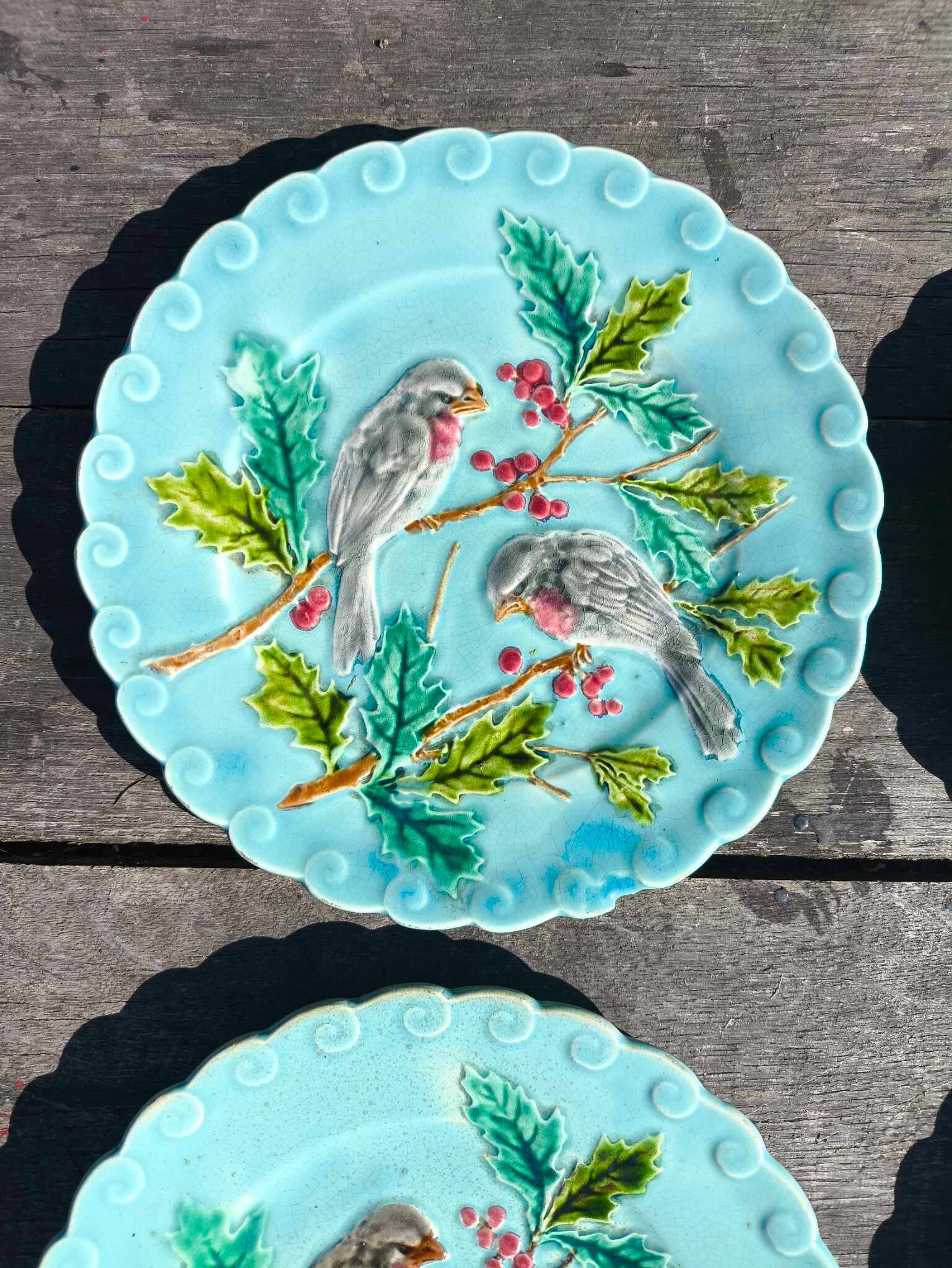 4 anciennes assiettes en barbotine décor oiseaux en faïence de Sarreguemines