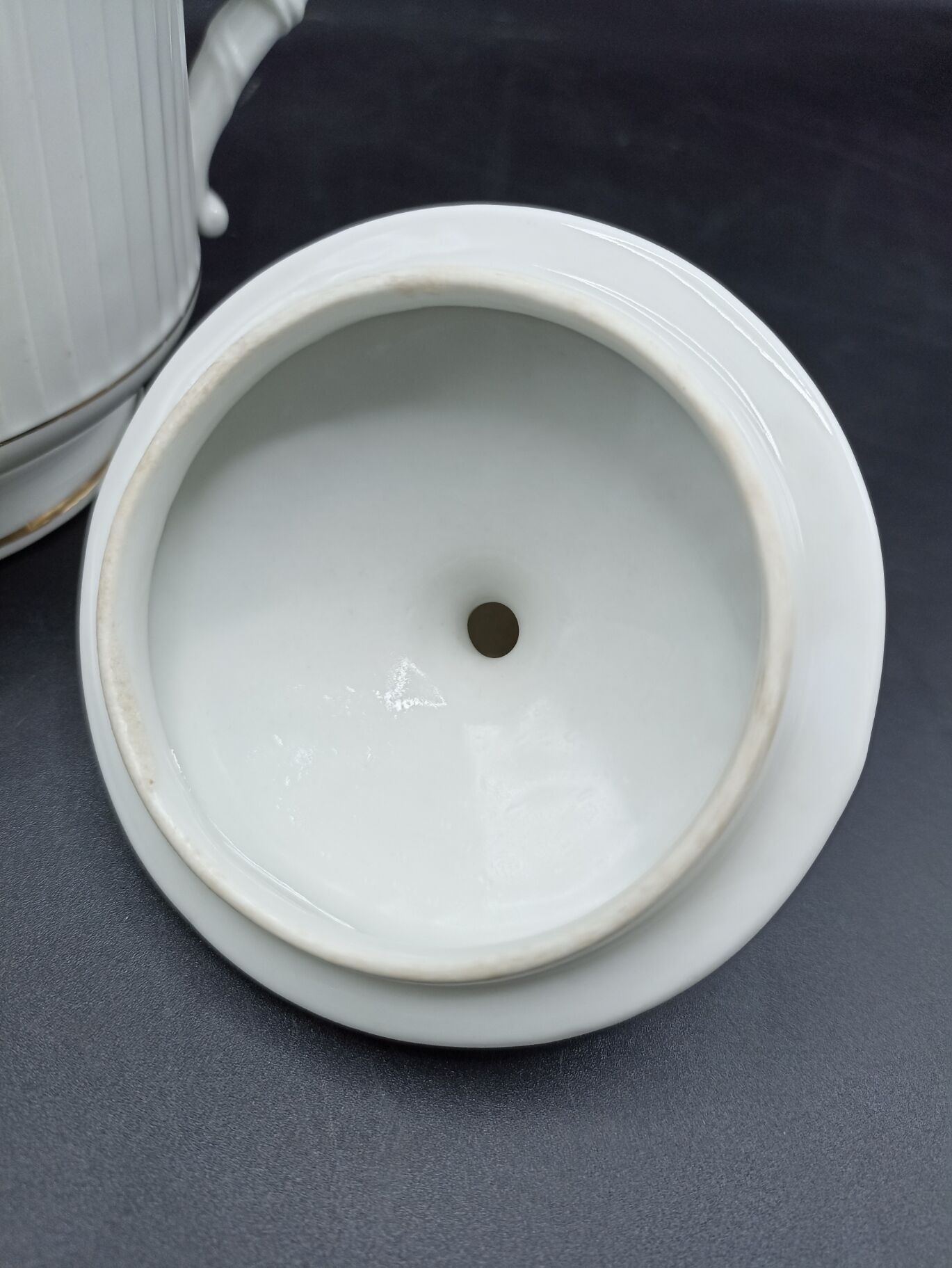 Bonbonnière / Sucrier in pleated porcelain