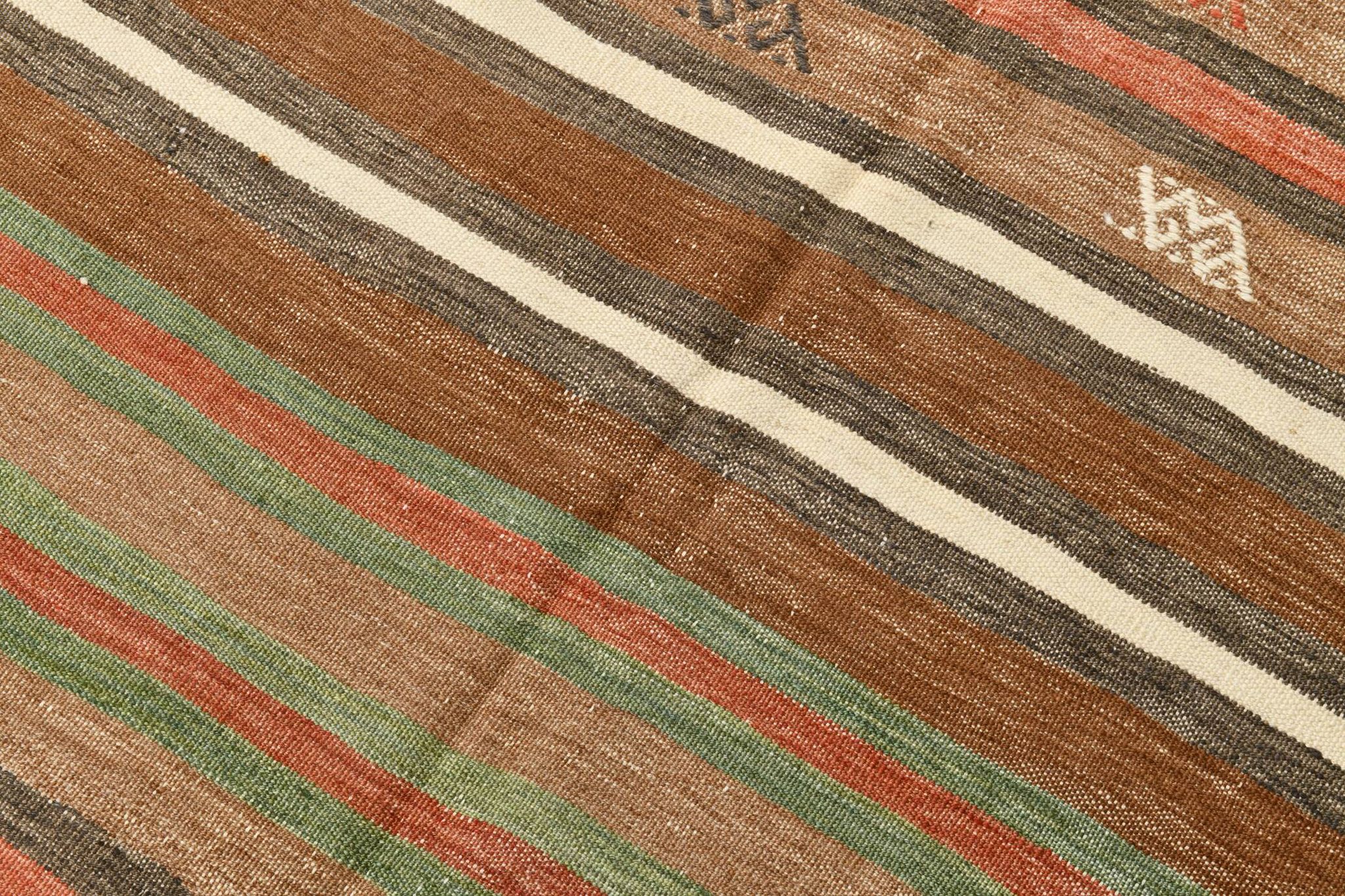 Tapis Kilim Vintage – Rayures Naturelles aux Tons Terreux, 136x195 Cm