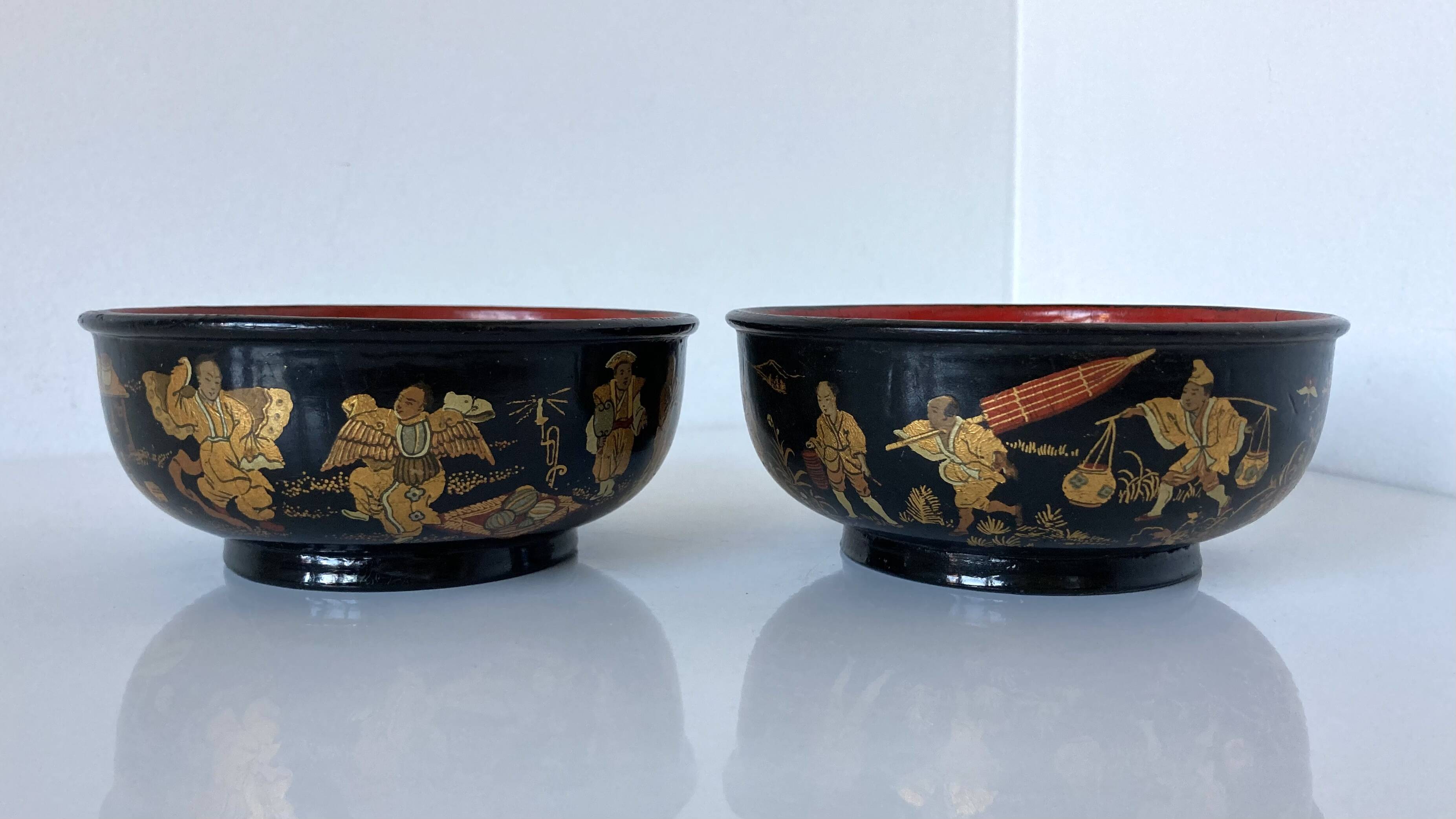 Pair of old bowls in boiled and lacquered cardboard with Chinese or Japanese decoration.