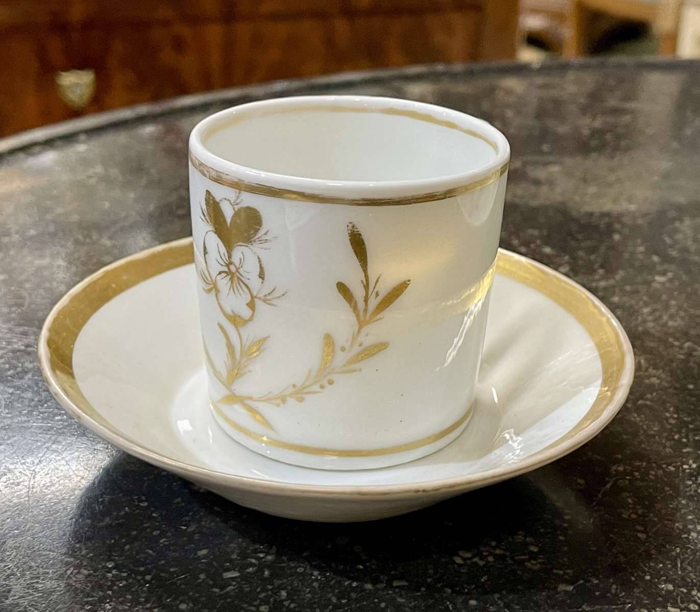 Set of 4 cups and saucers from the early 19th century in Paris porcelain