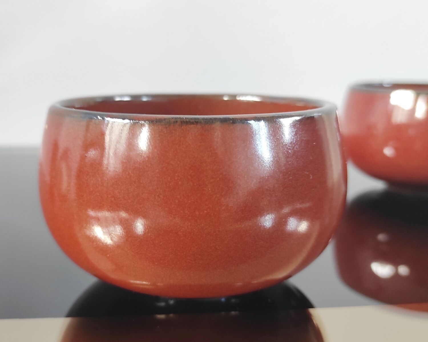 Duo de coupelles vintage en céramique rouge émaillée