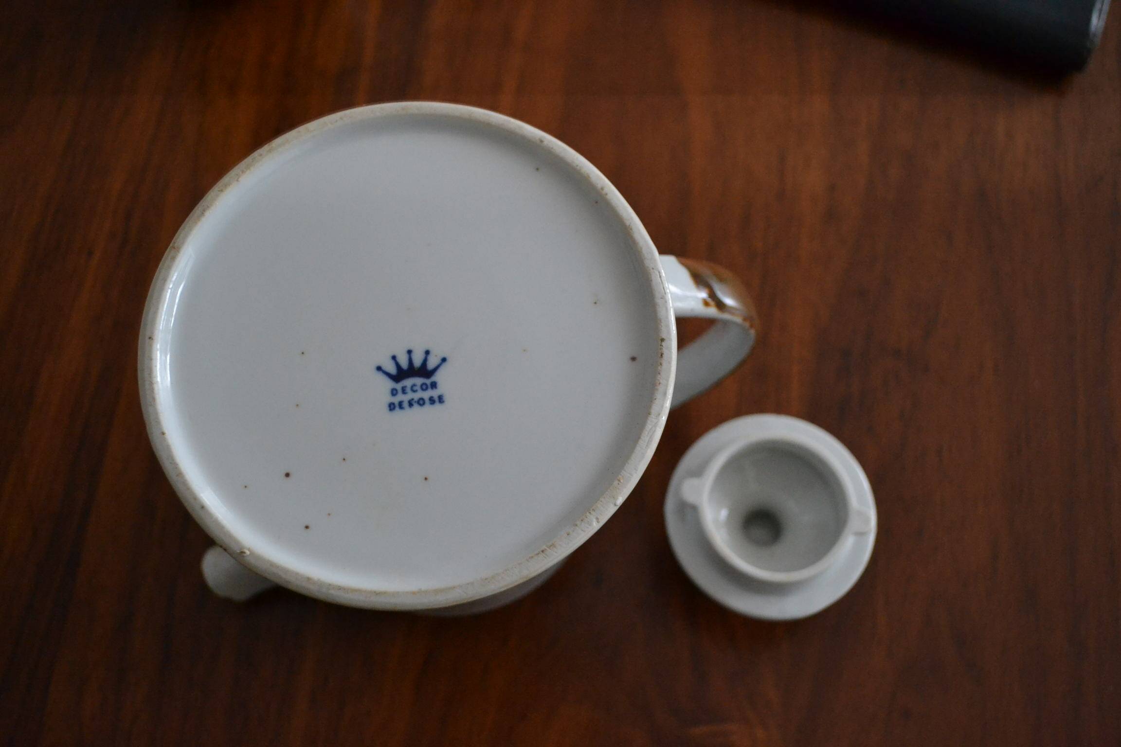 Stoneware teapot with Japanese pattern