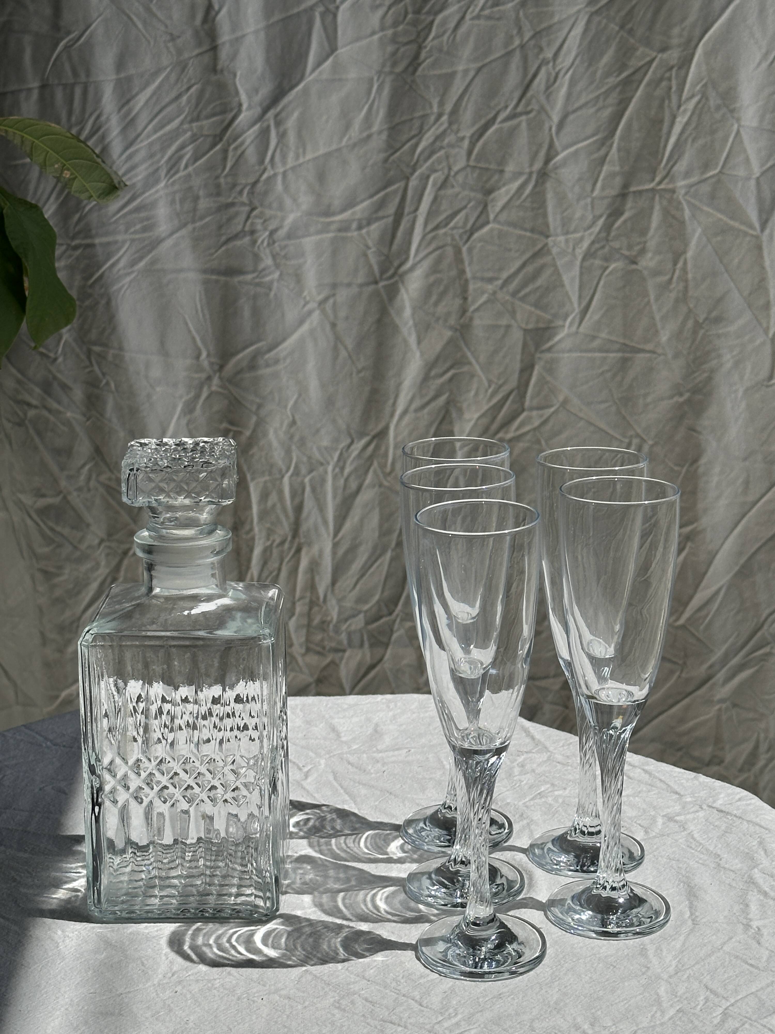 Set of 5 glass champagne flutes with twisted ribbed base