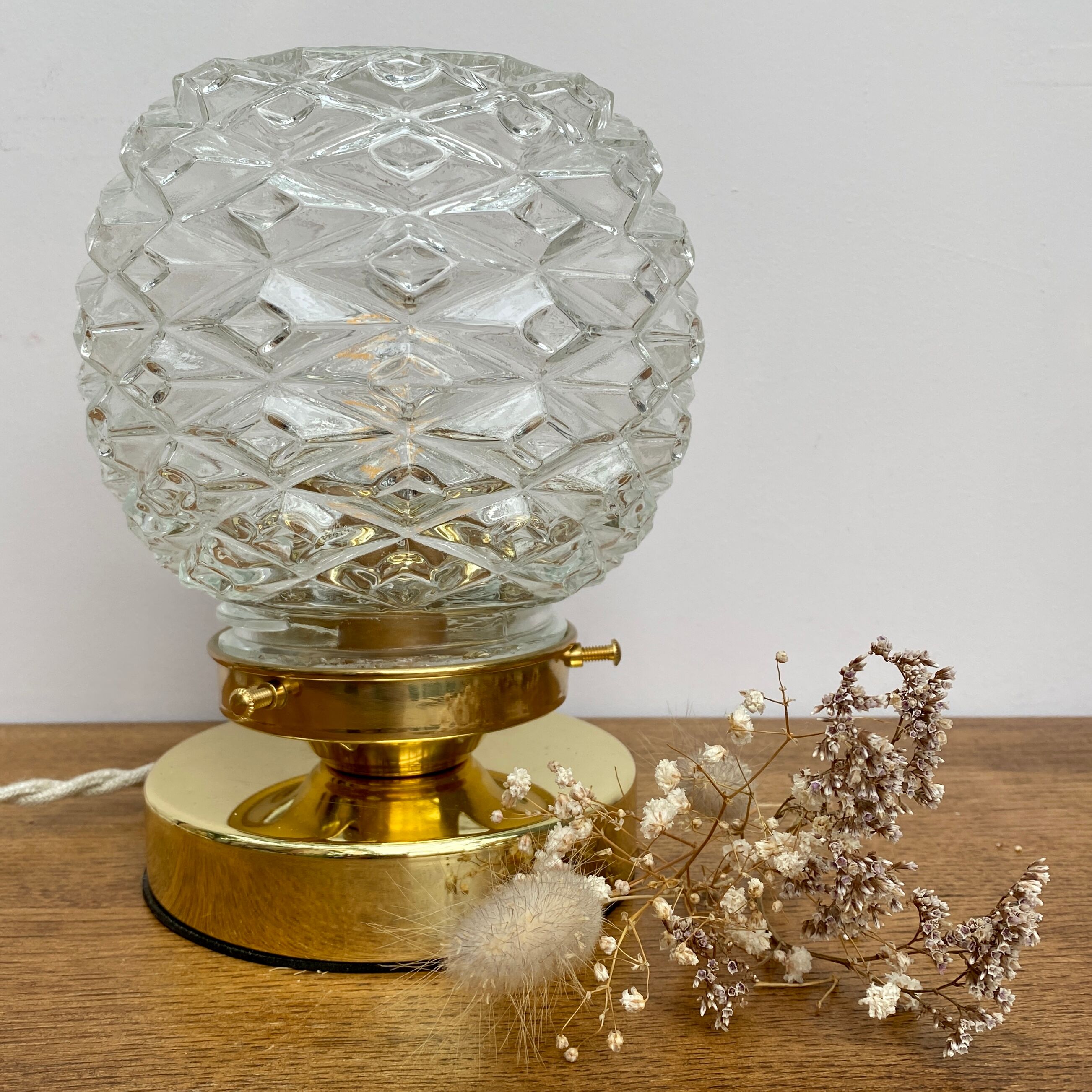 Lampe à poser globe vintage en verre moulé