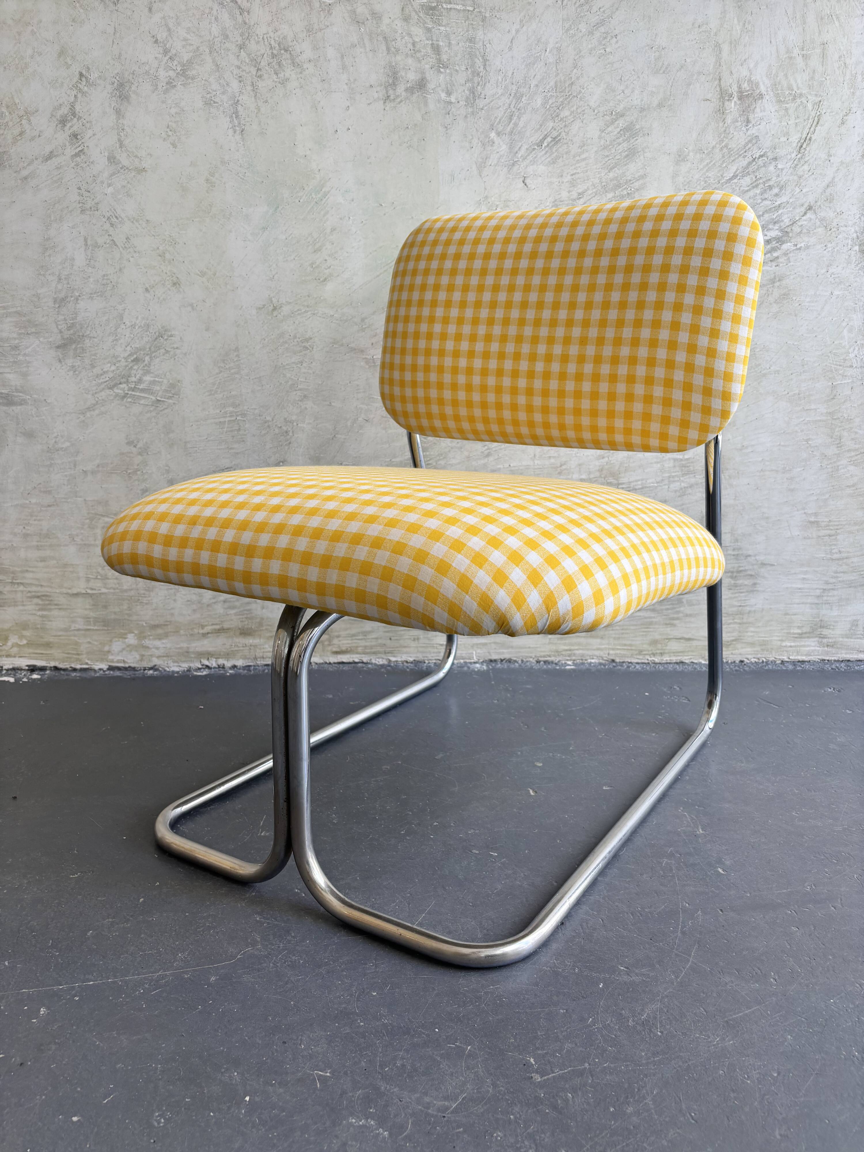Fauteuil à carreaux vichy.