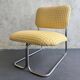 Fauteuil à carreaux vichy.