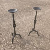 Paire de bougeoirs sur pied en fer forgé